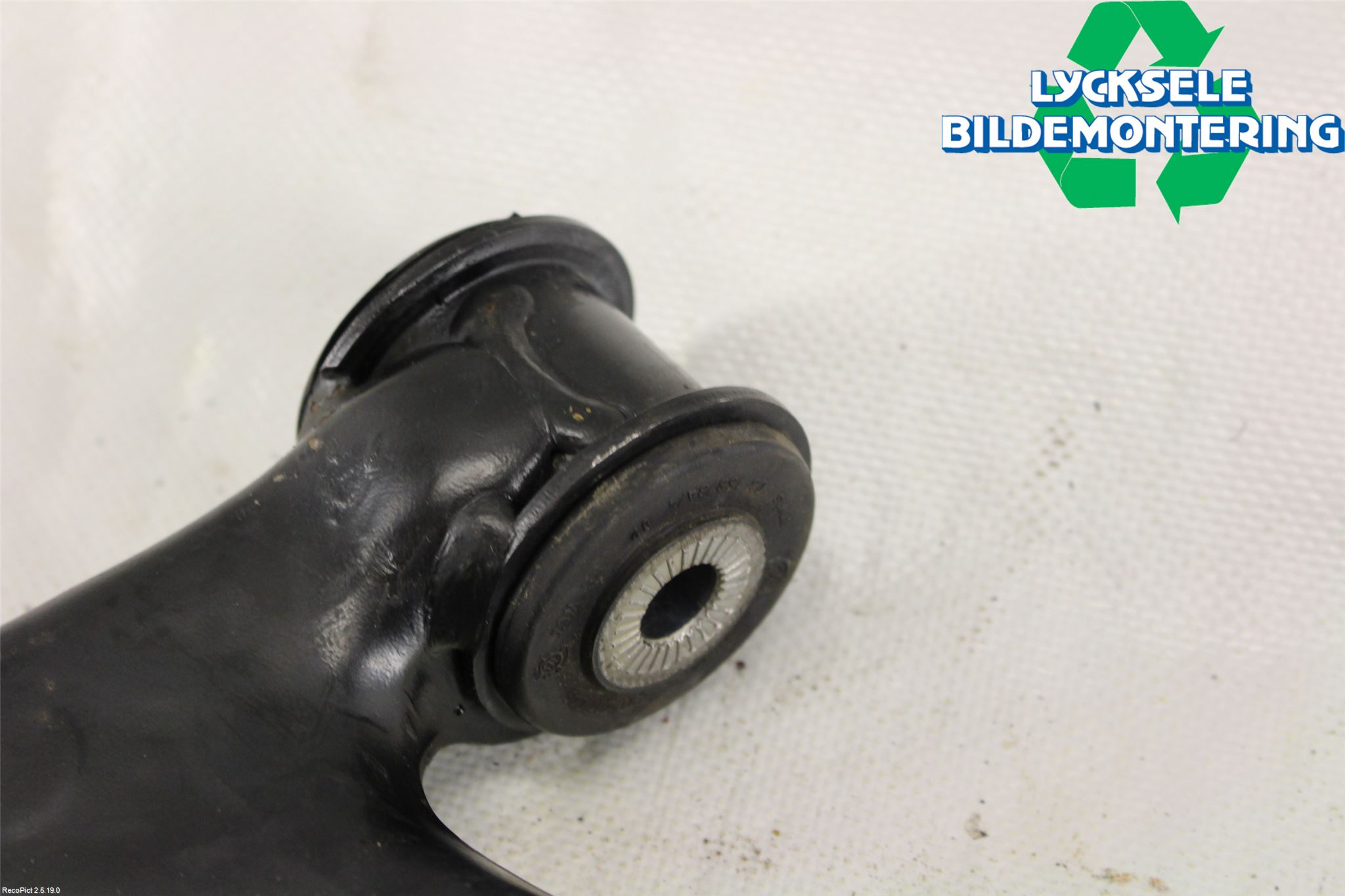 Volkswagen VW PASSAT 15-19 Bärarm Fram Undre Vä