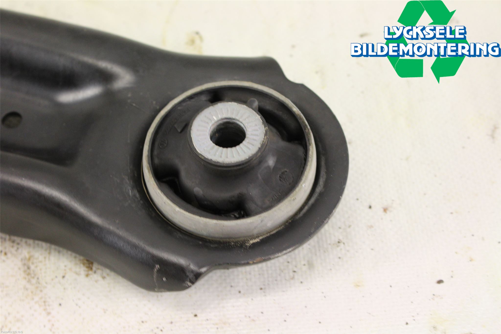 Volkswagen VW PASSAT 15-19 Bärarm Fram Undre Vä
