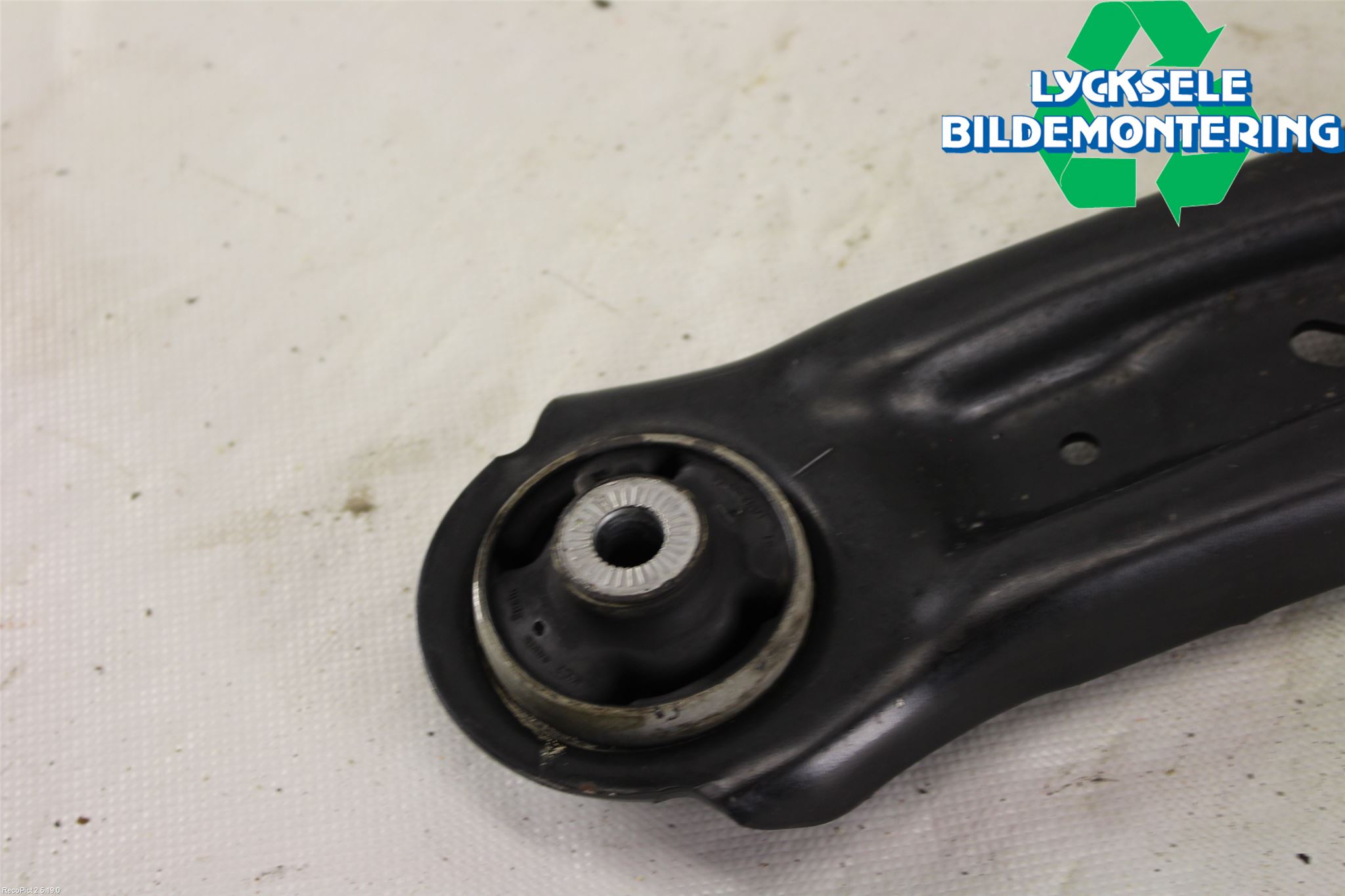 Volkswagen VW PASSAT 15-19 Bärarm Fram Undre Hö