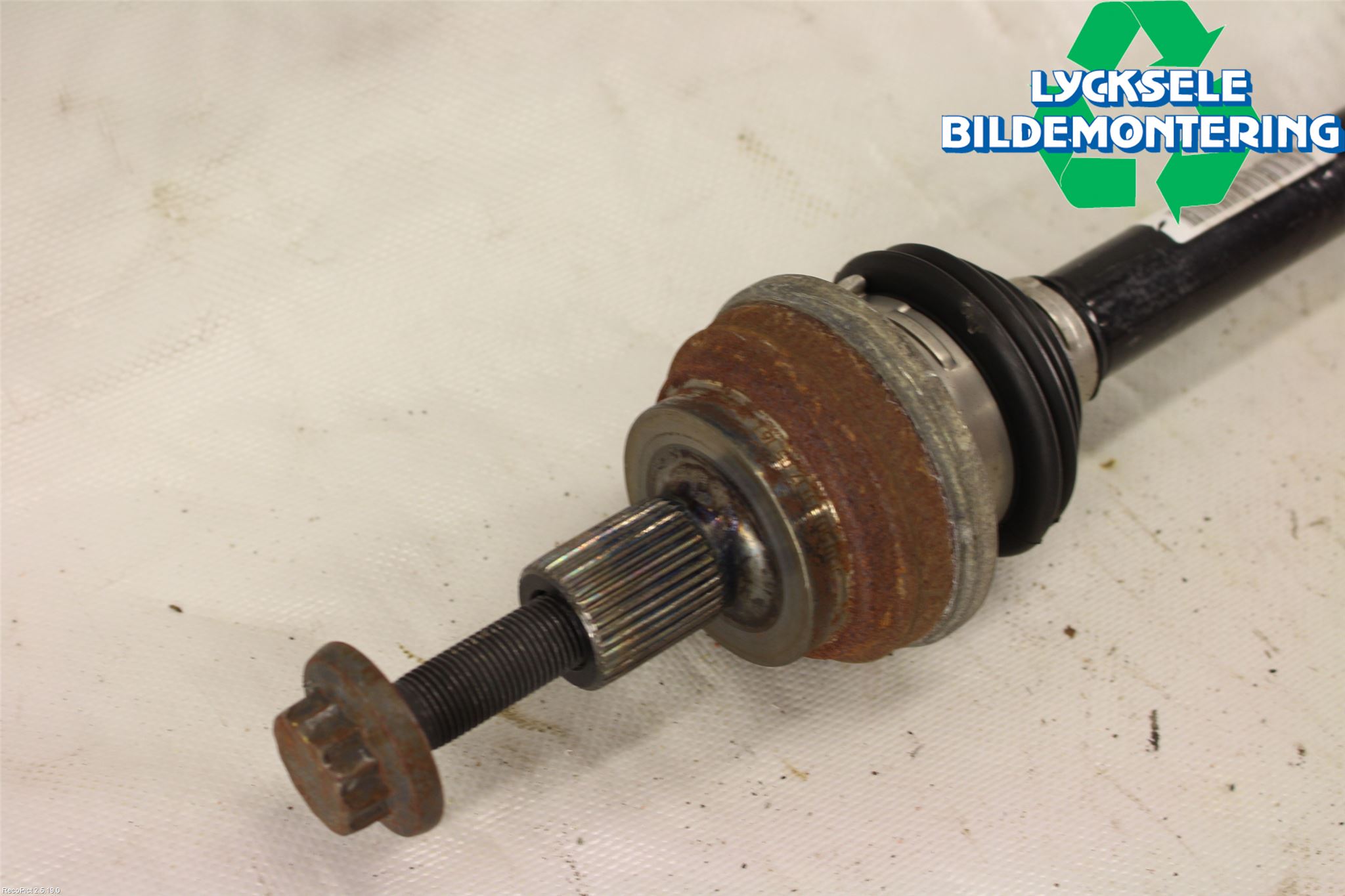 Volkswagen VW PASSAT 15-19 Drivaxel Bak Vänster
