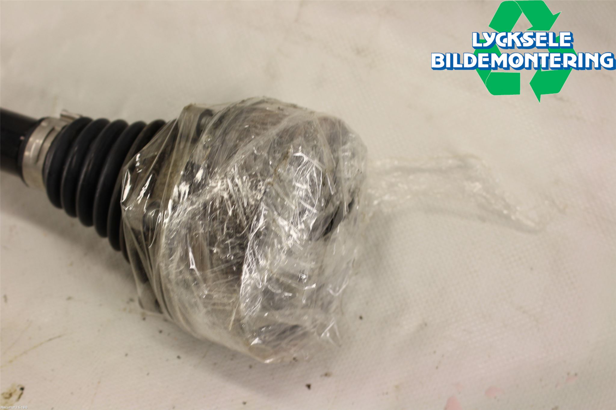 Volkswagen VW PASSAT 15-19 Drivaxel Bak Vänster