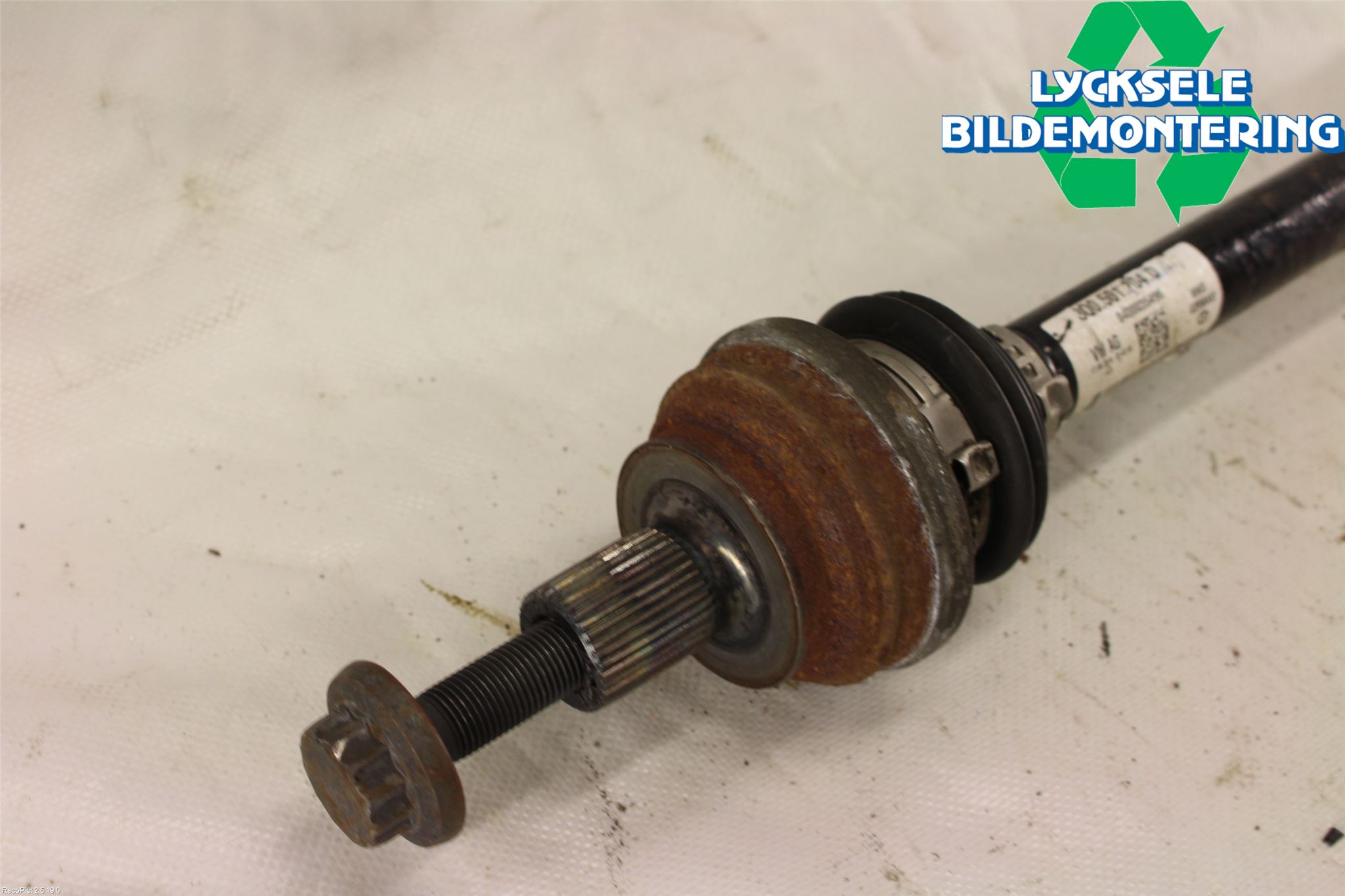 Volkswagen VW PASSAT 15-19 Drivaxel Bak Höger