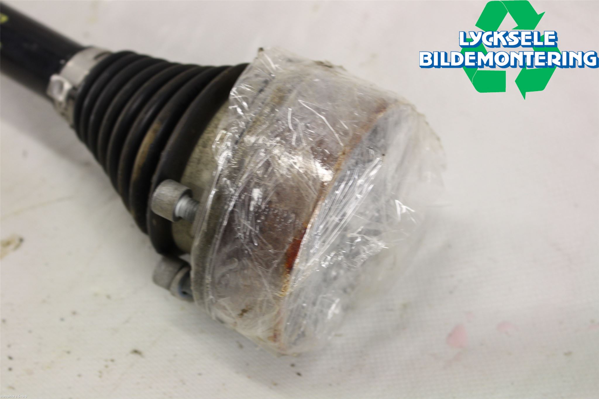 Volkswagen VW PASSAT 15-19 Drivaxel Bak Höger