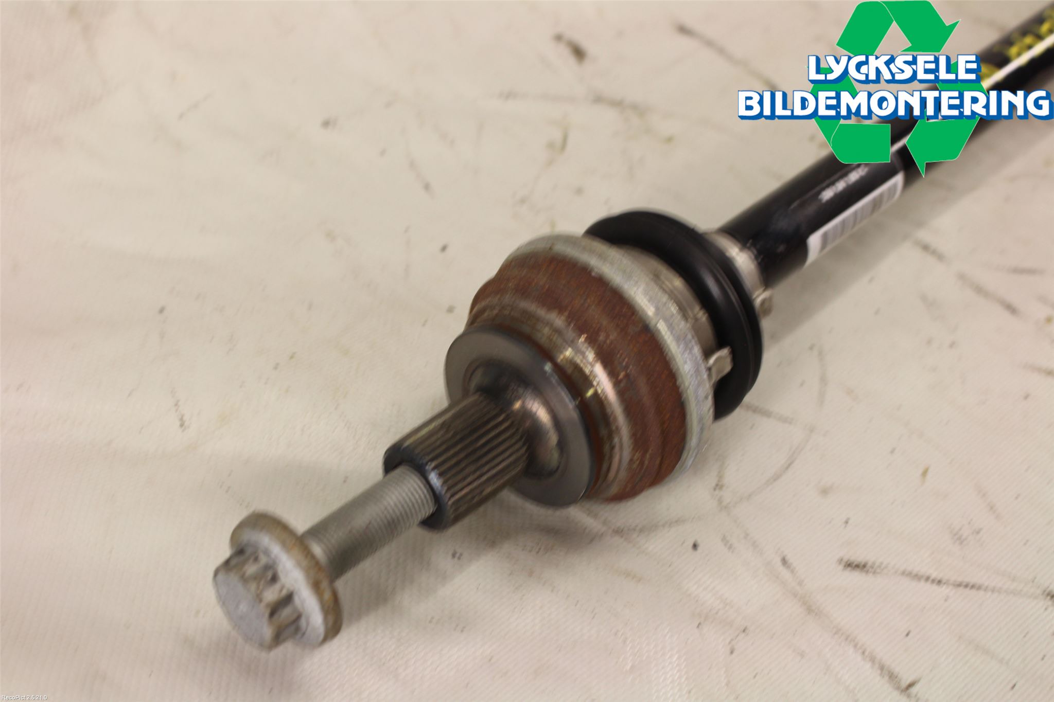 Volkswagen VW PASSAT 15-19 Drivaxel Bak Vänster
