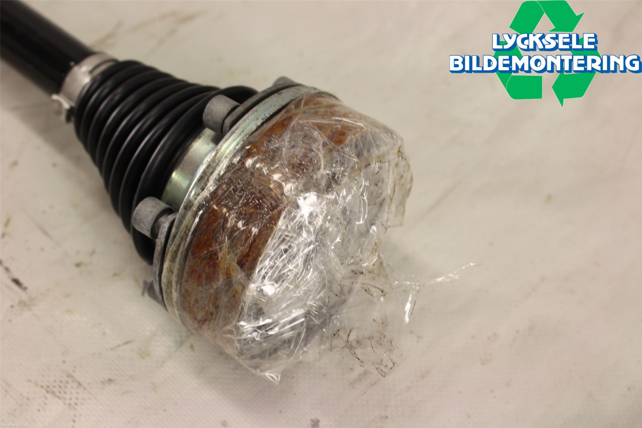 Volkswagen VW PASSAT 15-19 Drivaxel Bak Vänster