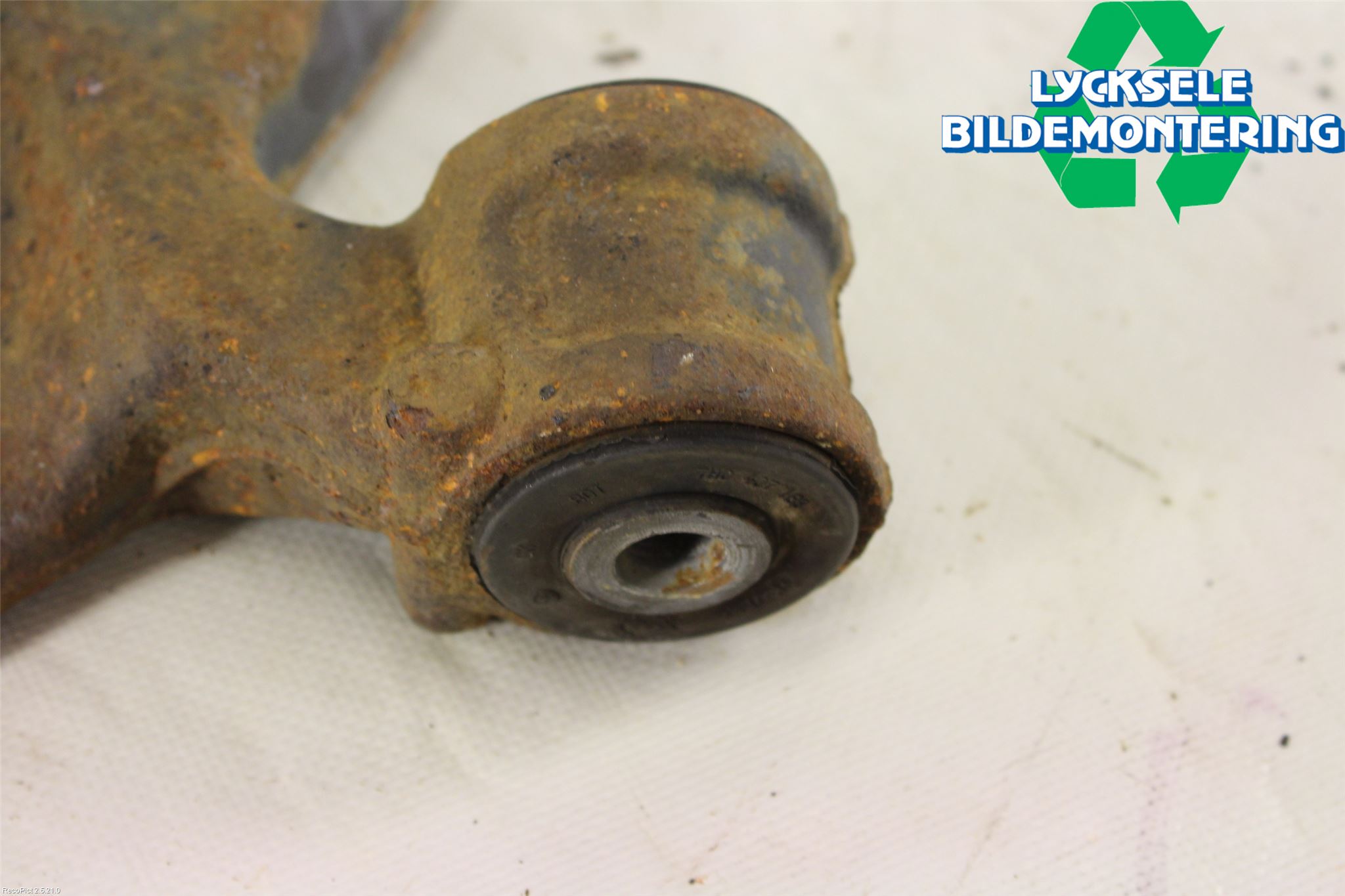 Volkswagen VW TRANSP/CARAVELLE (T5) 04-15 Bärarm Fram Undre Hö