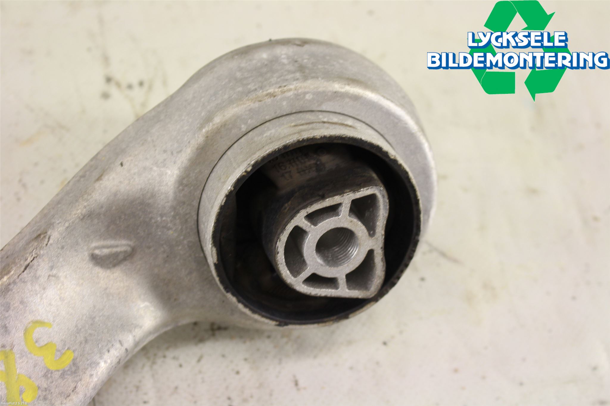 BMW 5 G30/G31/F90 17-23 Bärarm Fram Undre Hö