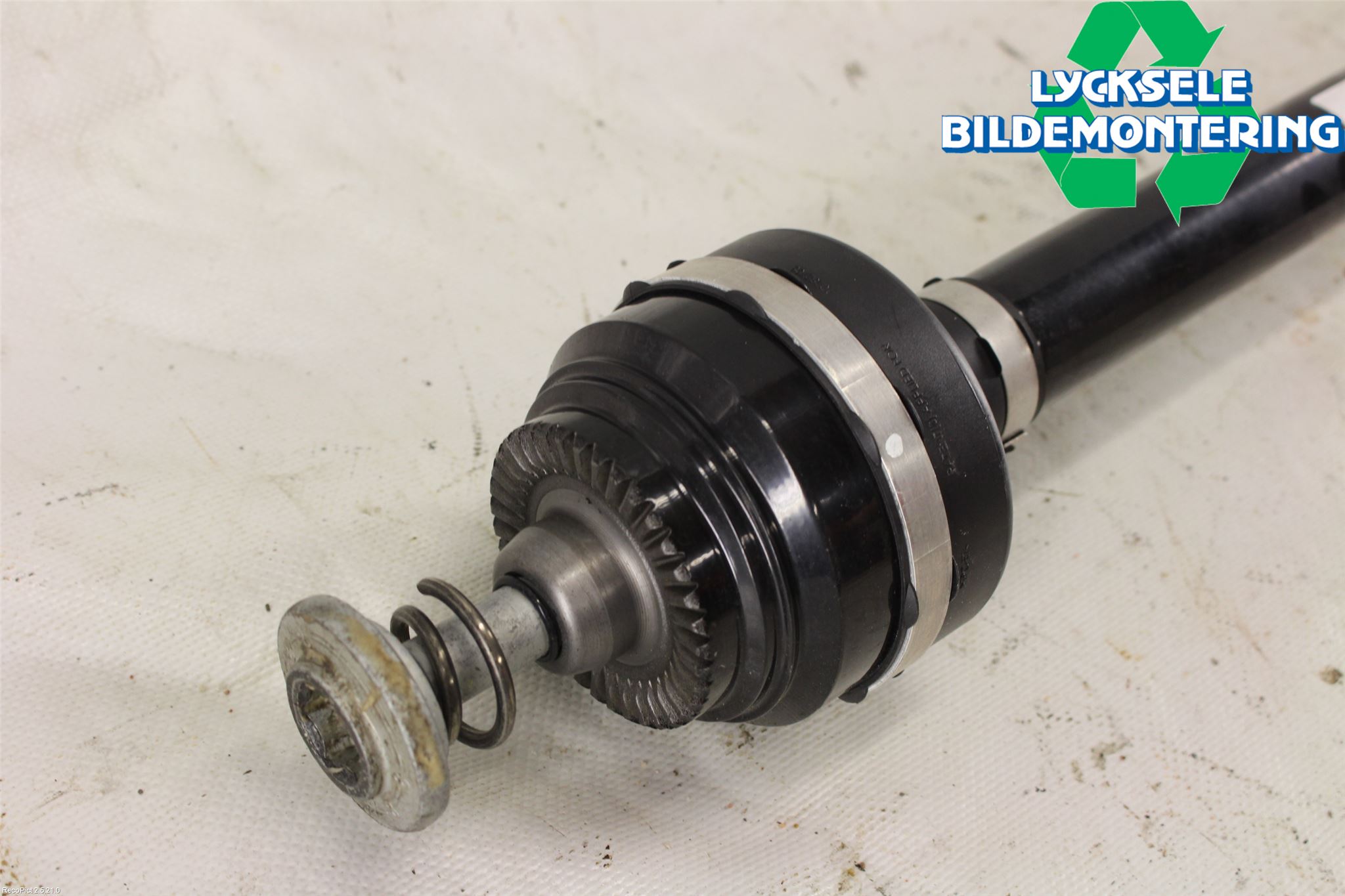 BMW 5 G30/G31/F90 17-23 Drivaxel Bak Vänster