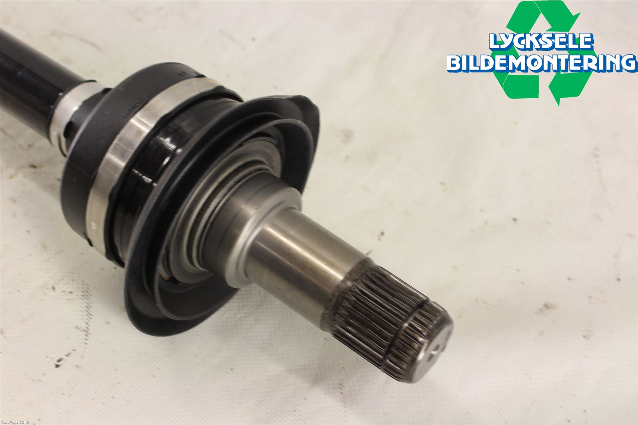 BMW 5 G30/G31/F90 17-23 Drivaxel Bak Vänster