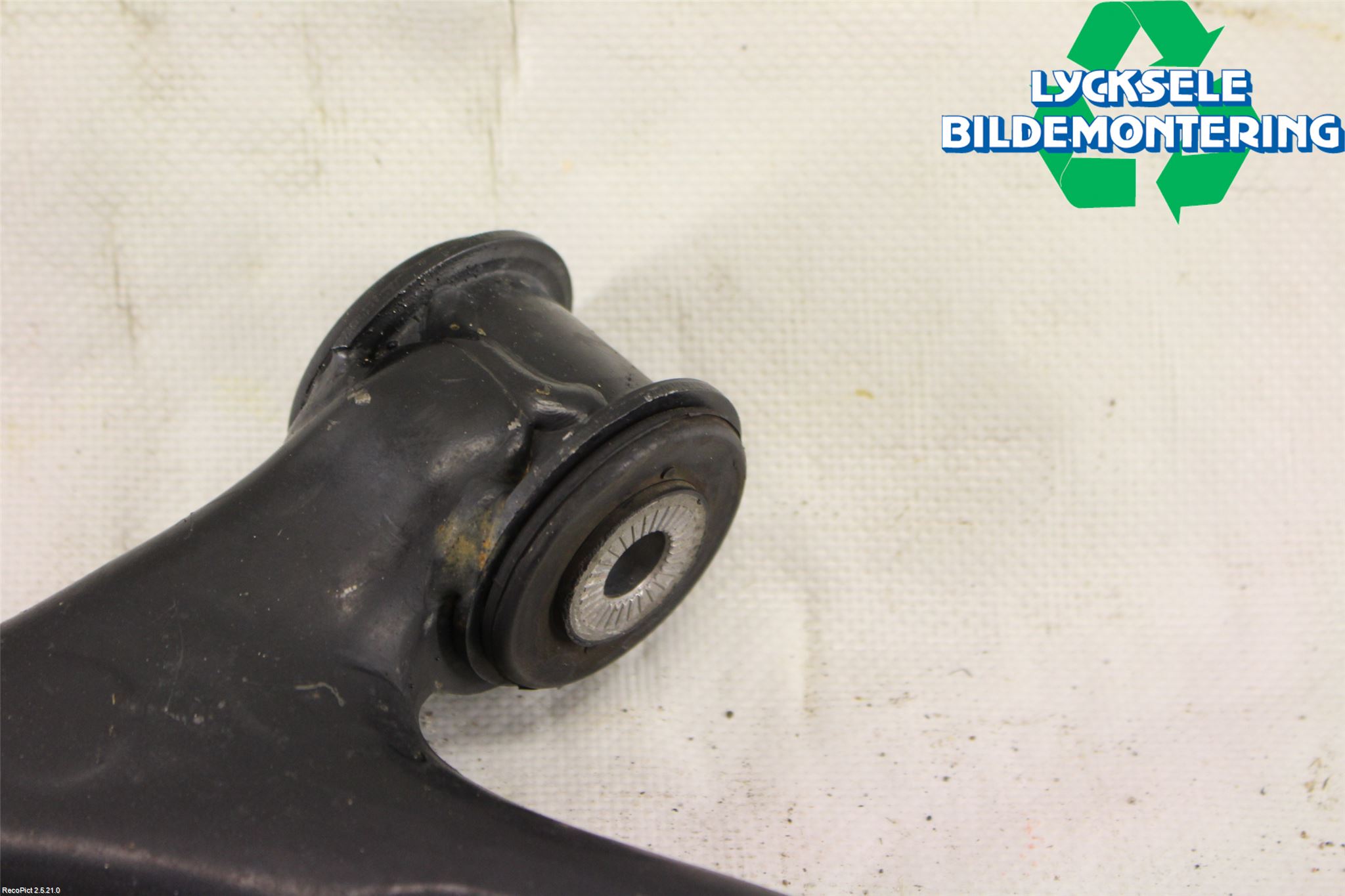 Skoda SUPERB 16-24 Bärarm Fram Undre Vä