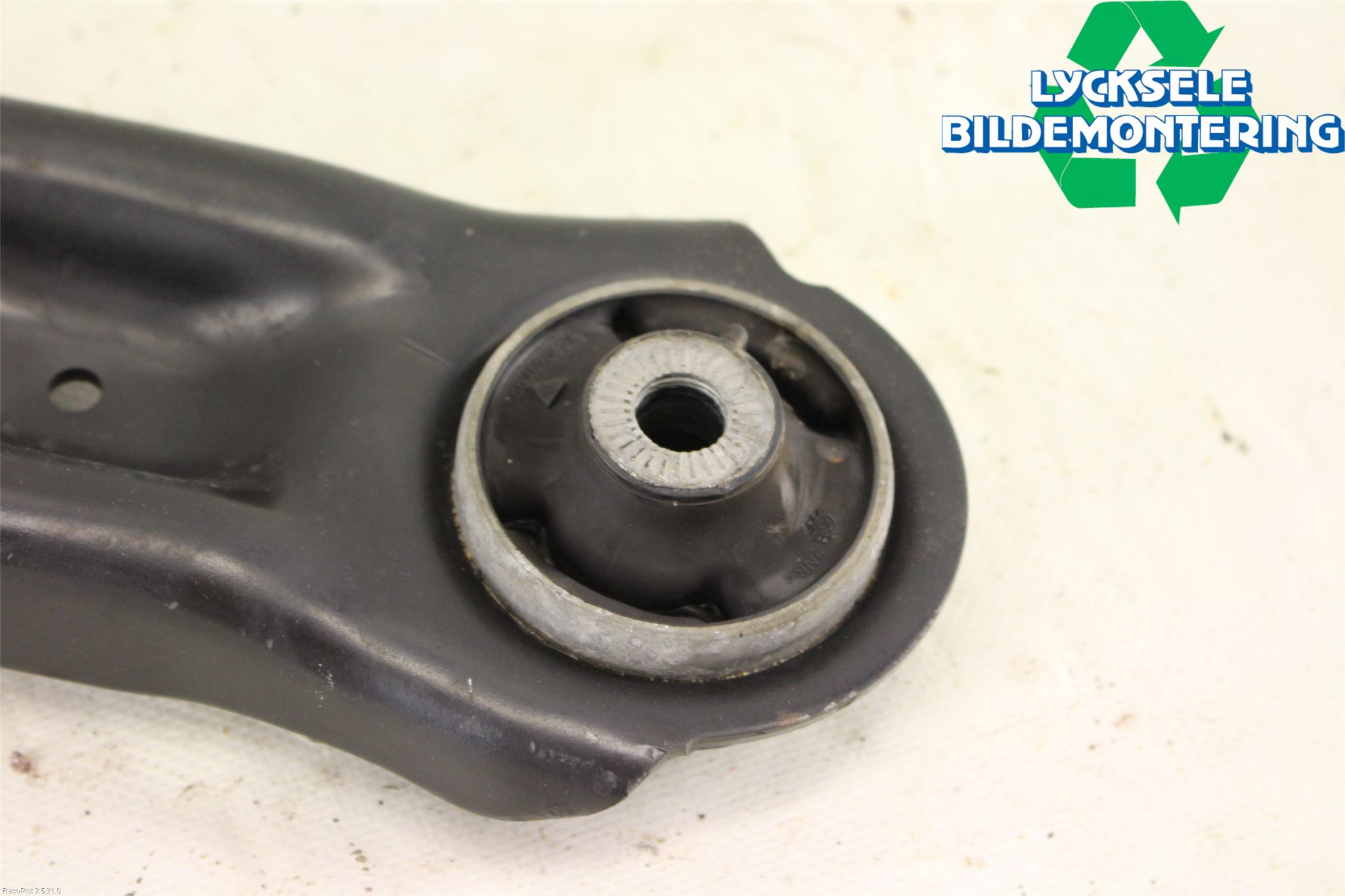 Skoda SUPERB 16-24 Bärarm Fram Undre Vä