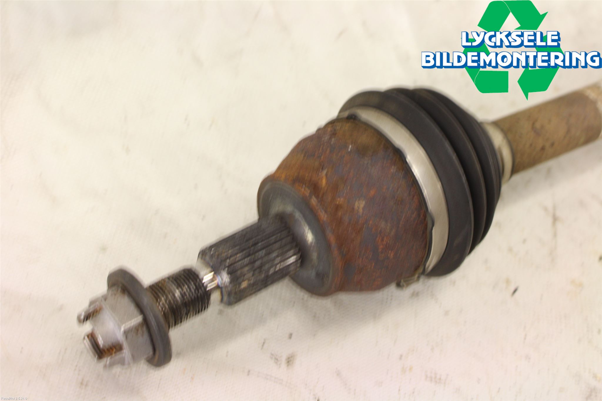 Ford FOCUS 11-14 Drivaxel Fram Vänster