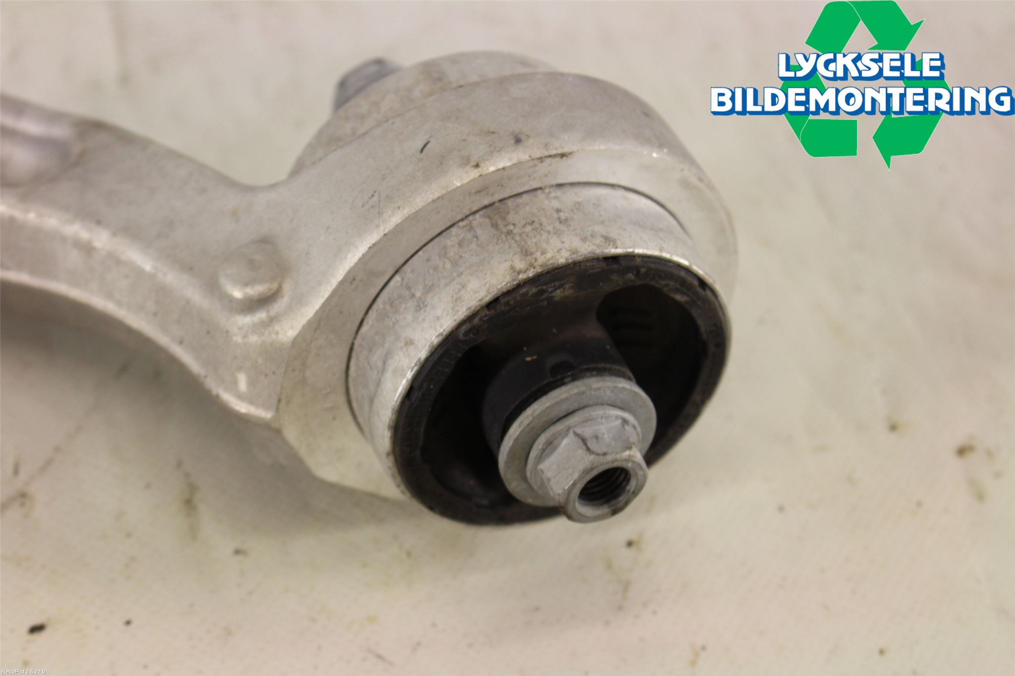 Audi A4/S4 B9 16-19 Bärarm Fram Undre Hö