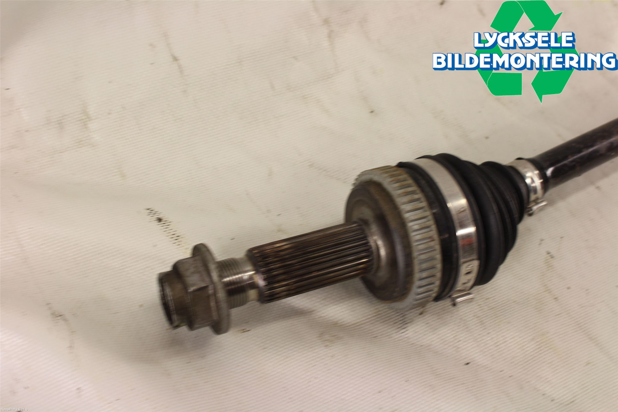 Kia SPORTAGE (QL) 16-21 Drivaxel Bak Höger