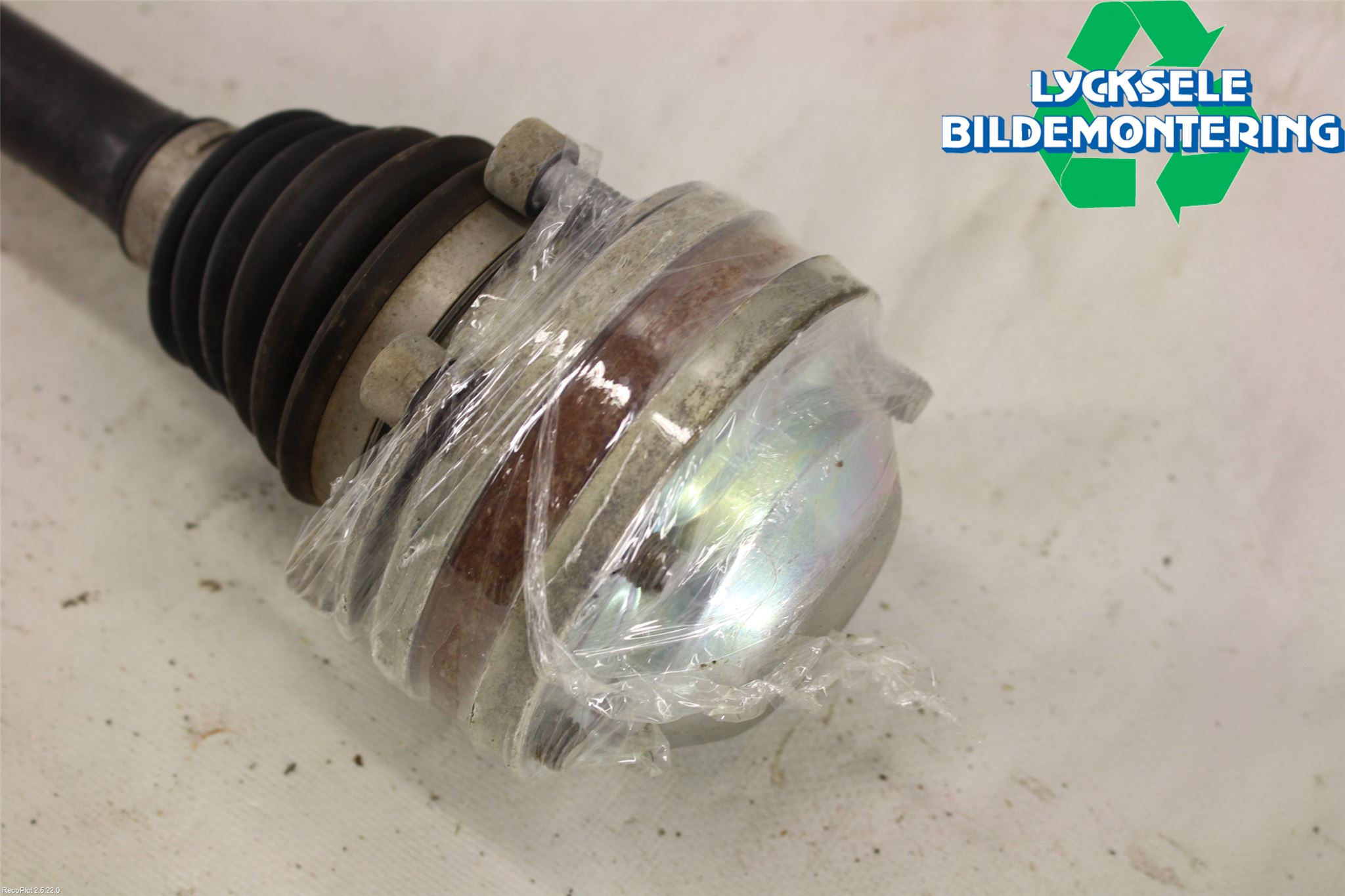 Volkswagen VW PASSAT 15-19 Drivaxel Fram Vänster