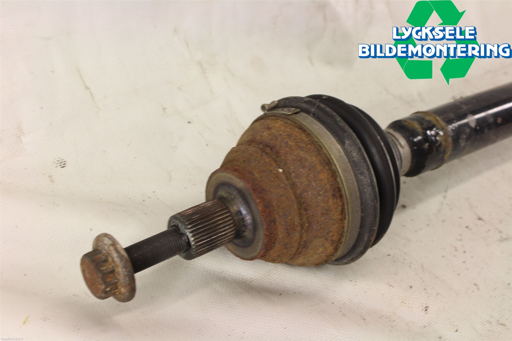 Volkswagen VW PASSAT 11-14 Drivaxel Fram Höger
