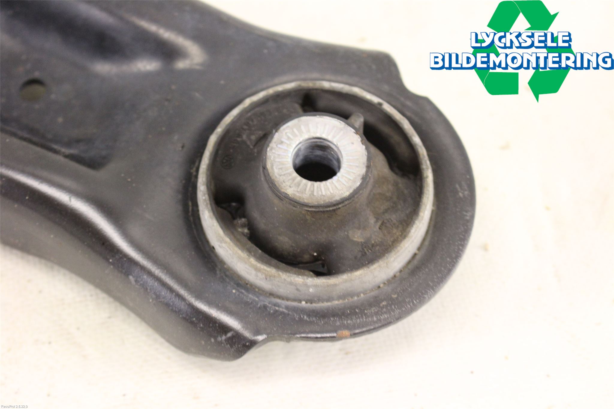 Skoda SUPERB 16-24 Bärarm Fram Undre Vä