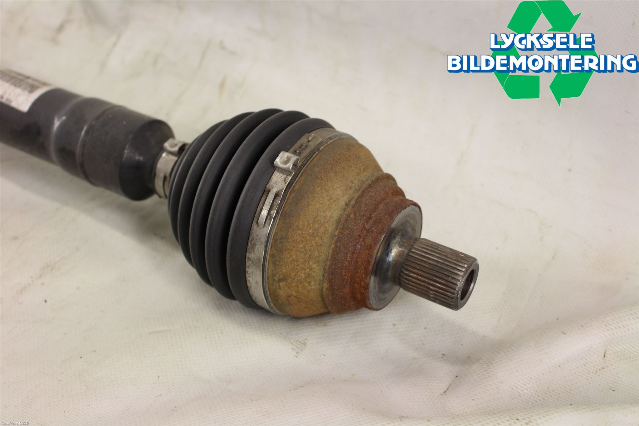 Volkswagen VW PASSAT 15-19 Drivaxel Fram Höger