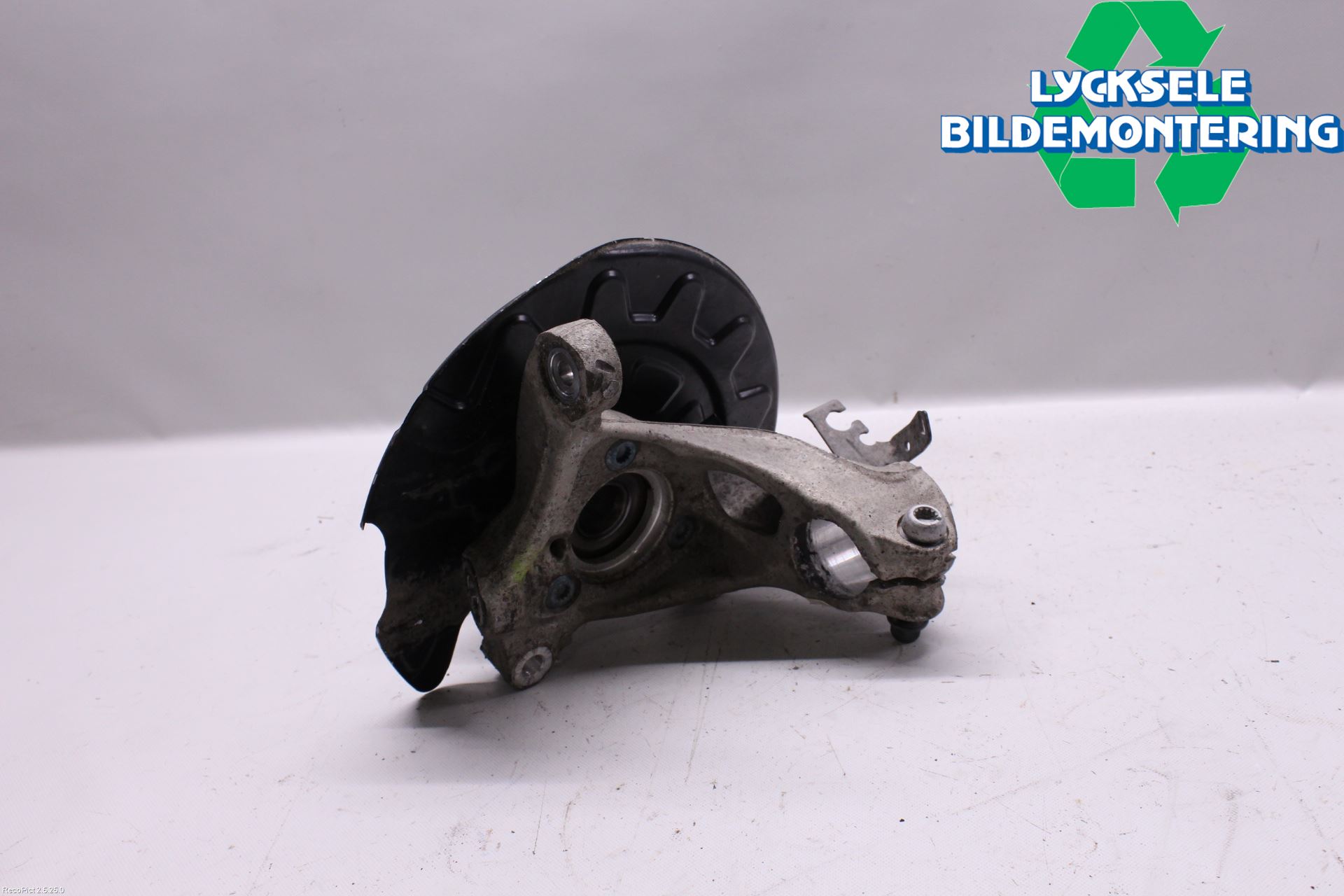 Volkswagen VW PASSAT 15-19 Styrspindel Lagerhus Vä