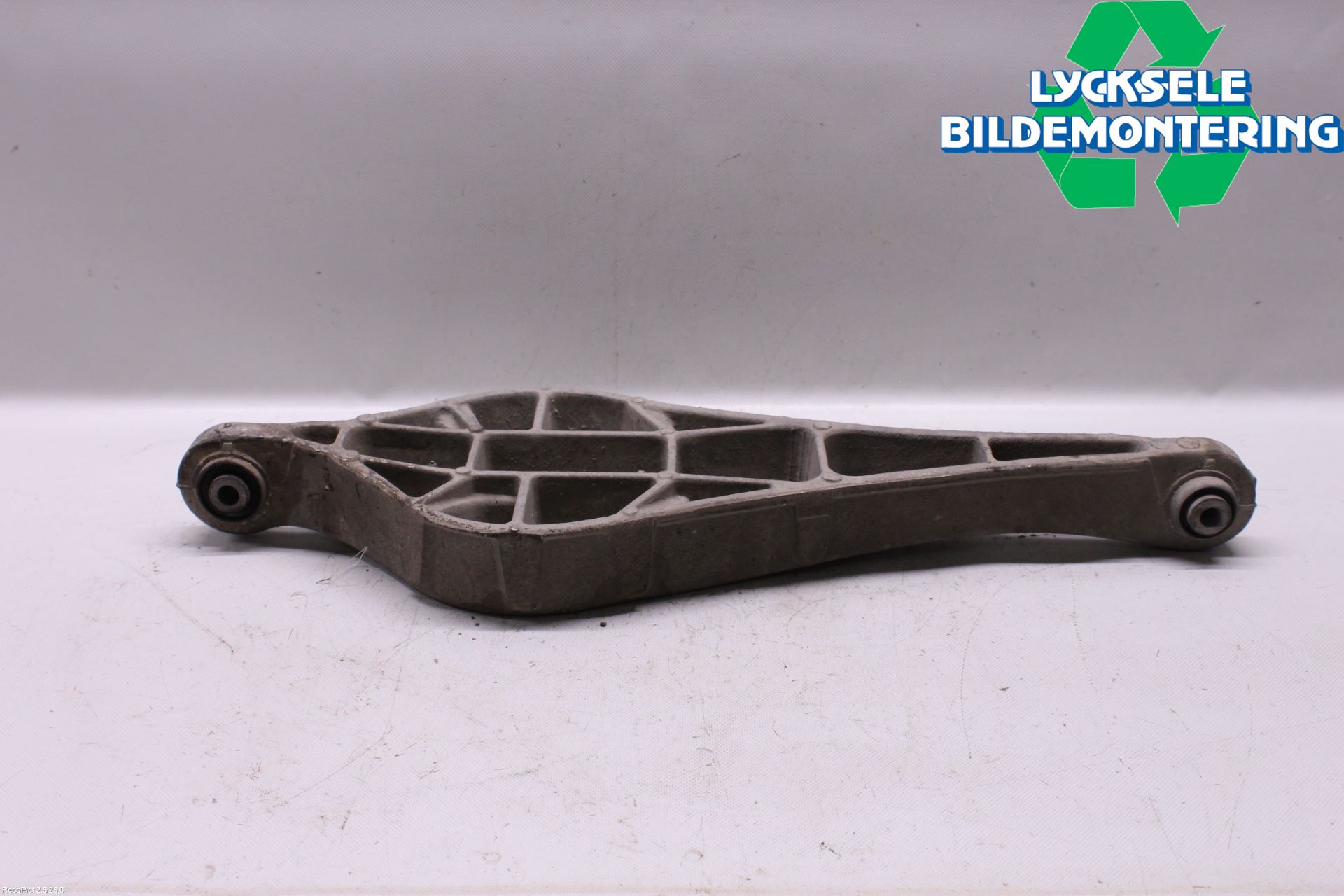 Volvo XC70 14-16 Bärarm Bak Vänster