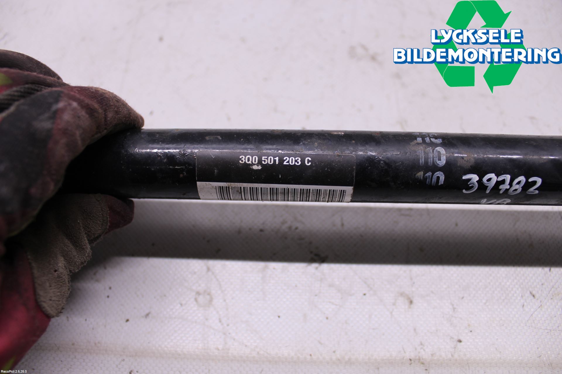 Volkswagen VW PASSAT 15-19 Drivaxel Bak Vänster