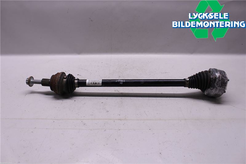 Volkswagen VW PASSAT 15-19 Drivaxel Bak Höger