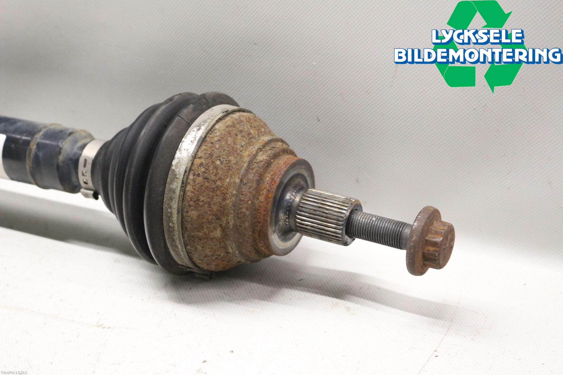 Volkswagen VW CADDY 11-15 Drivaxel Fram Höger