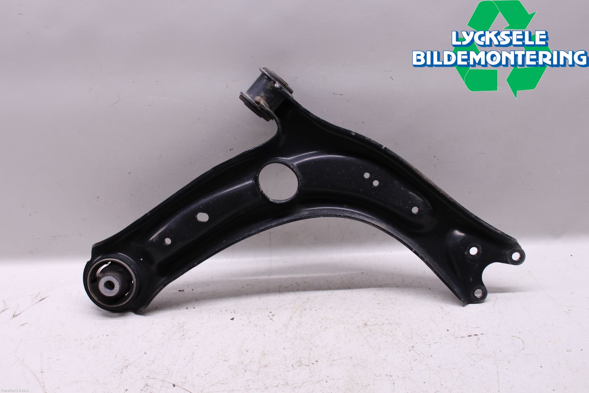 Volkswagen VW PASSAT 15-19 Bärarm Fram Undre Vä