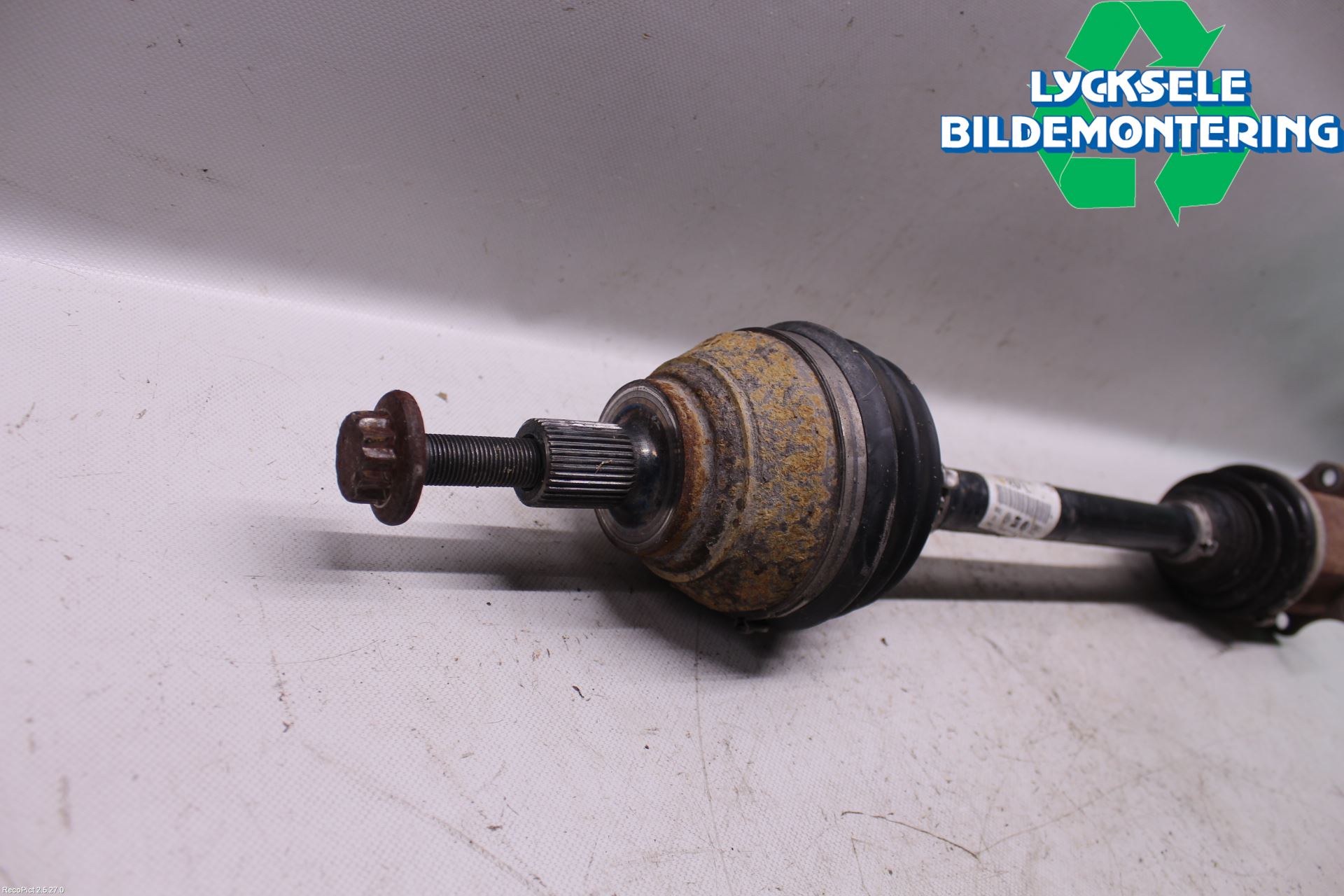 Volkswagen VW PASSAT 11-14 Drivaxel Fram Höger