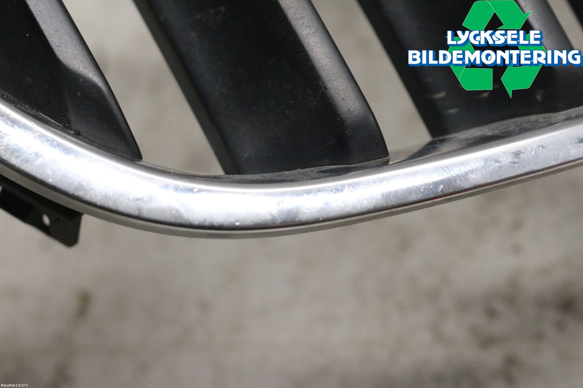 BMW X3 E83     03-10 Grilldel Höger
