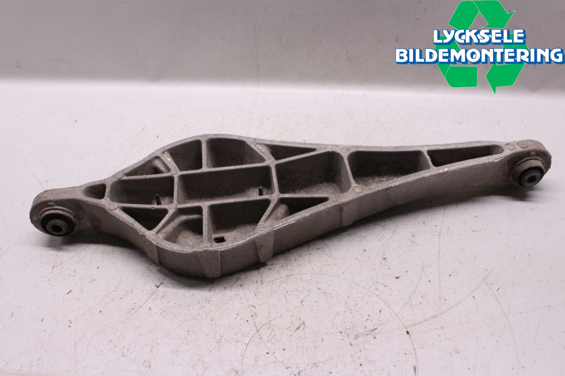 Volvo XC70 08-13 Bärarm Bak Vänster