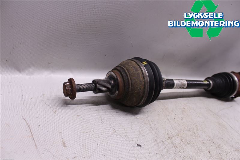 Volkswagen VW PASSAT 15-19 Drivaxel Fram Höger