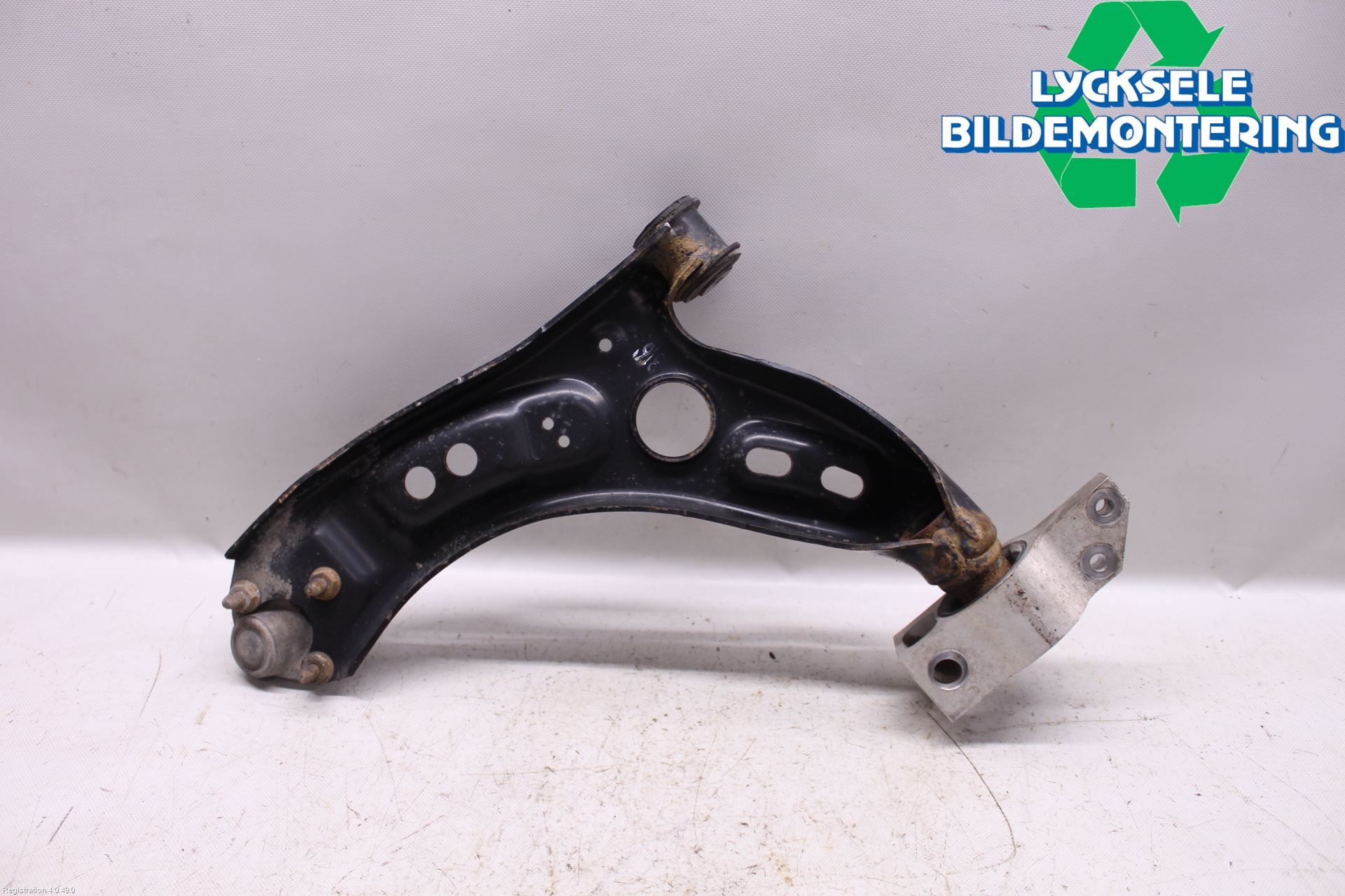 Volkswagen VW PASSAT 11-14 Bärarm Fram Undre Hö