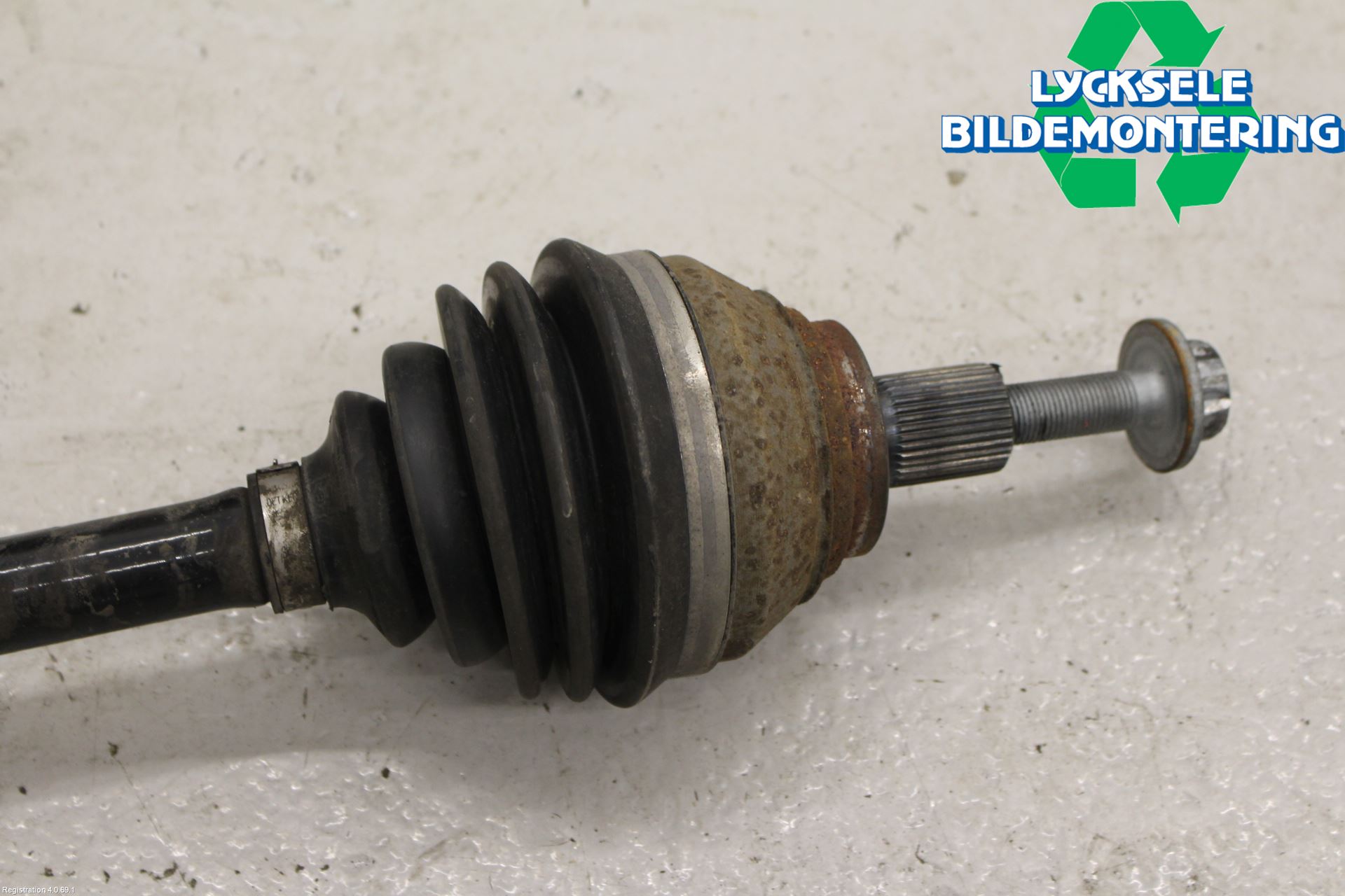 Volkswagen VW TIGUAN 16-24 Drivaxel Fram Höger
