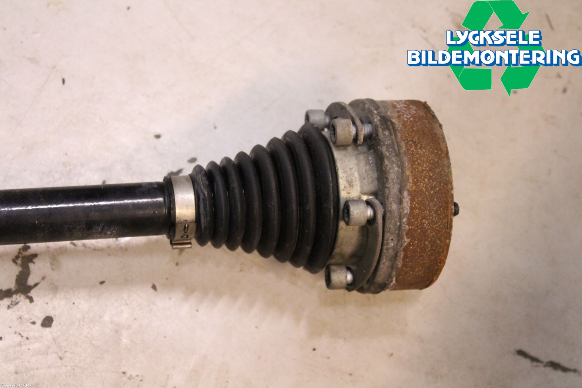 Volkswagen VW PASSAT 15-19 Drivaxel Bak Höger