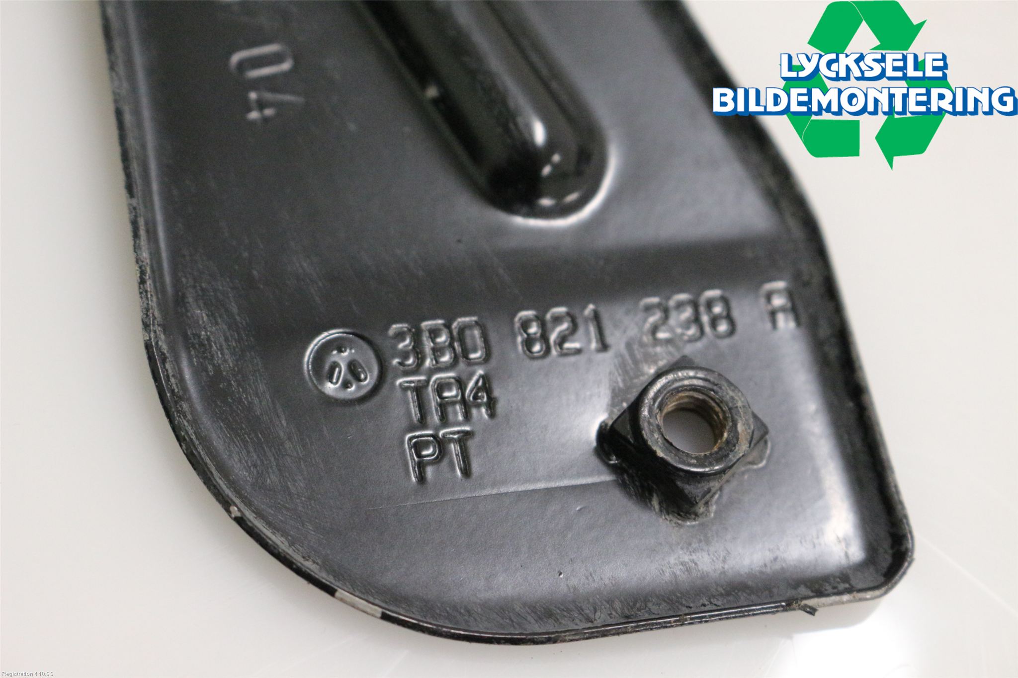 Volkswagen VW PASSAT 01-05 Skärmfäste Fram Hö