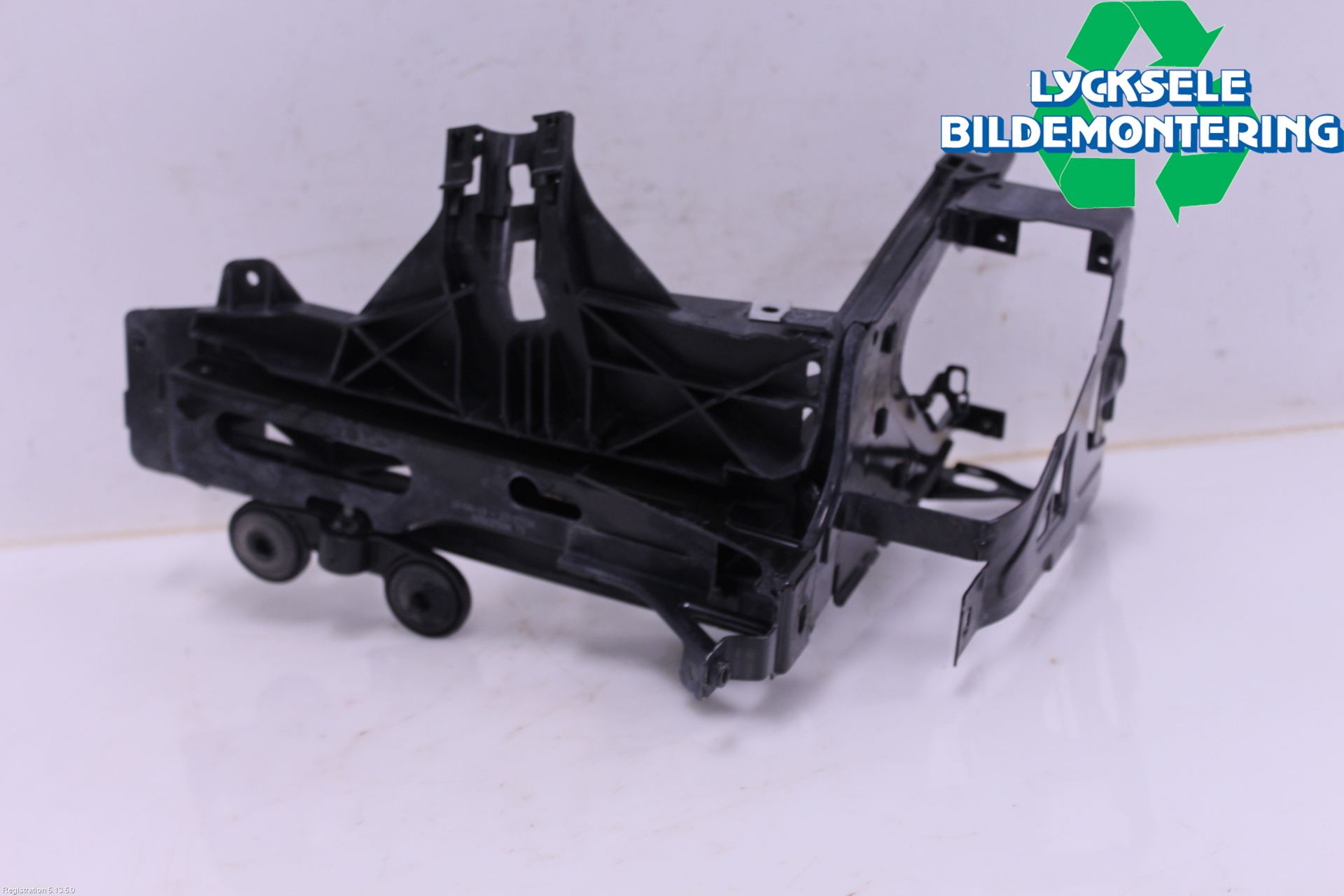 BMW 5 F10/F11/F18 09-17 Strålkastarsarg Höger