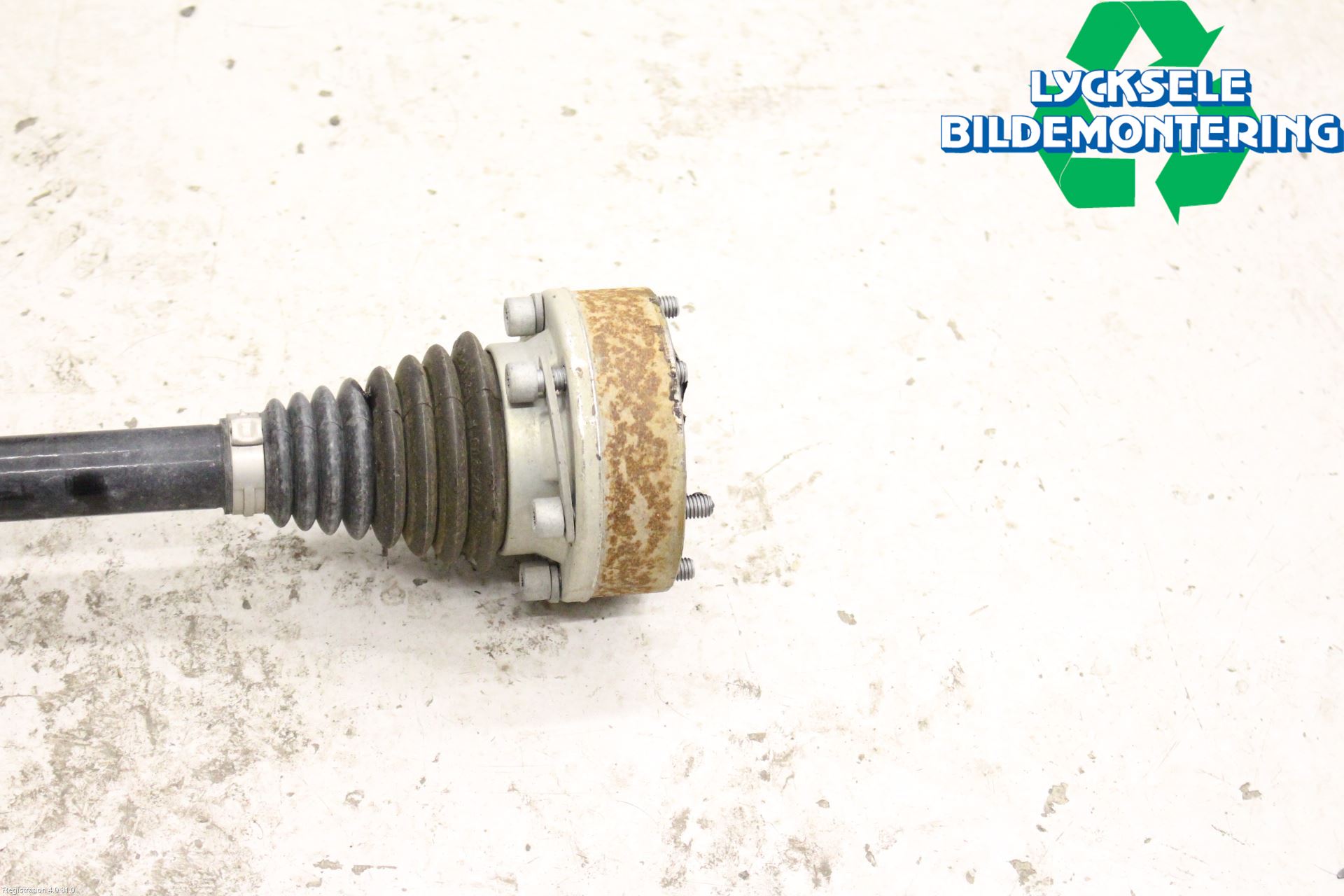 Volkswagen VW PASSAT 15-19 Drivaxel Bak Vänster
