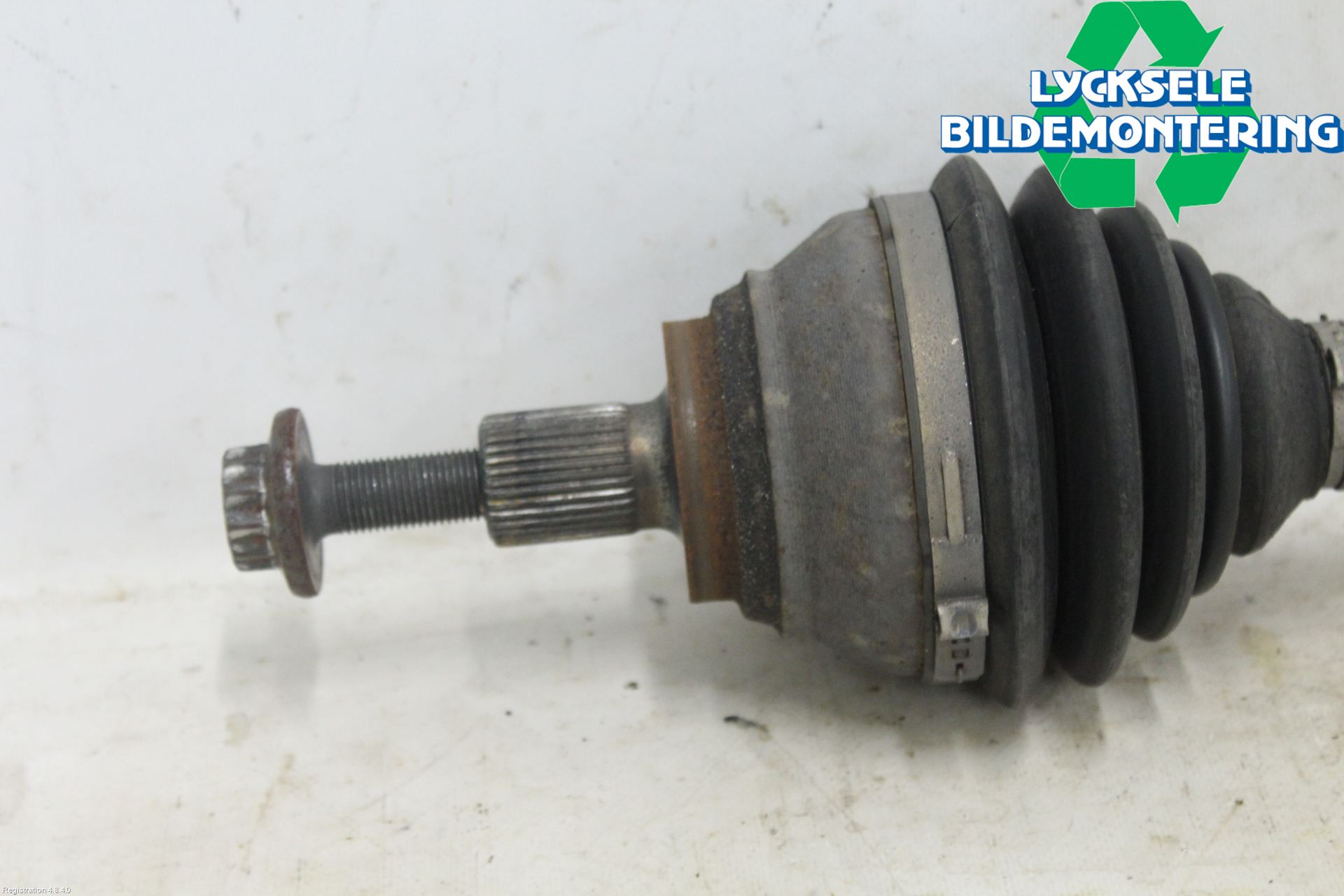 Volkswagen VW PASSAT 11-14 Drivaxel Fram Vänster
