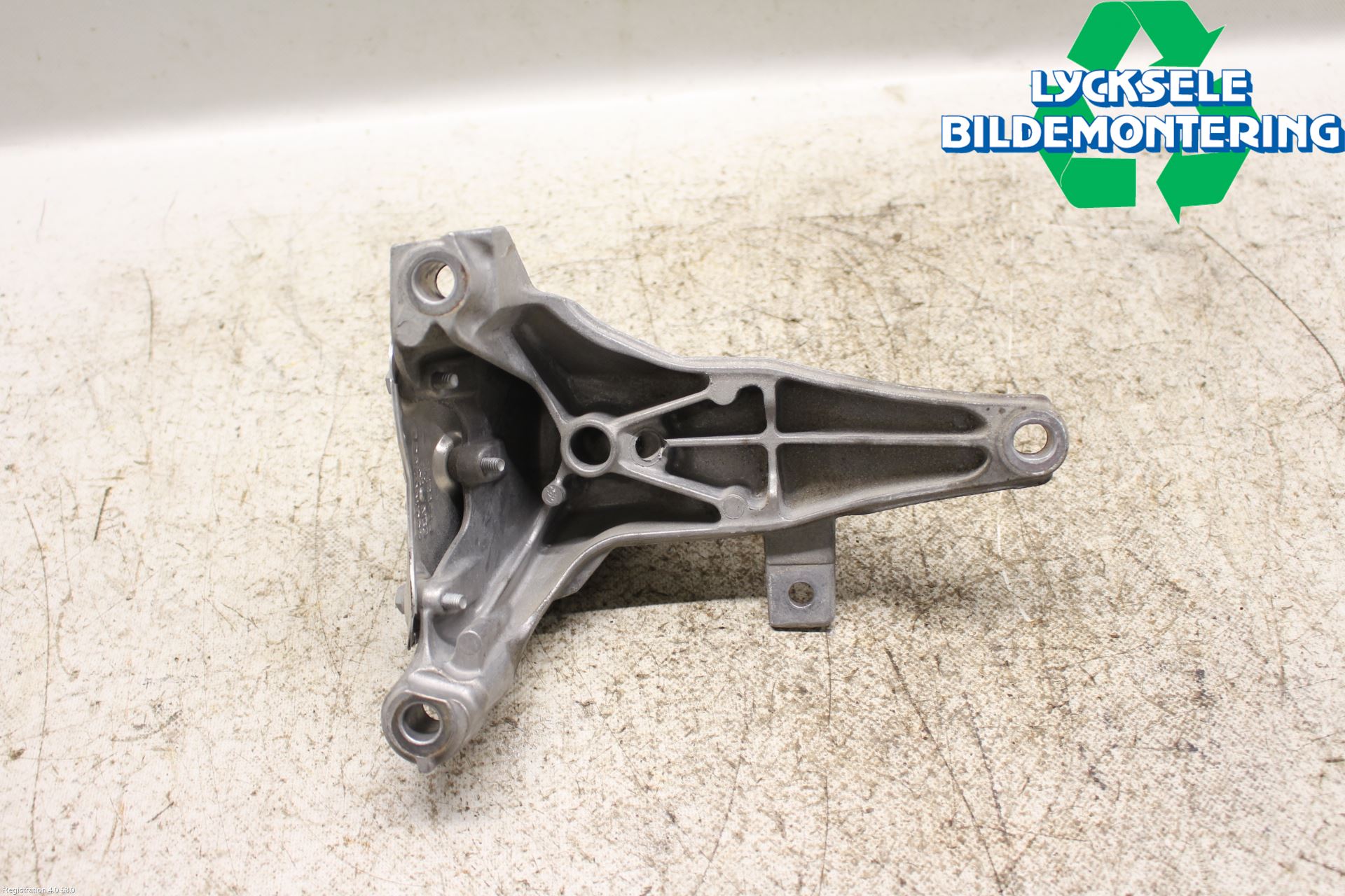 Audi A6 ALLROAD 12-18 Motorfäste