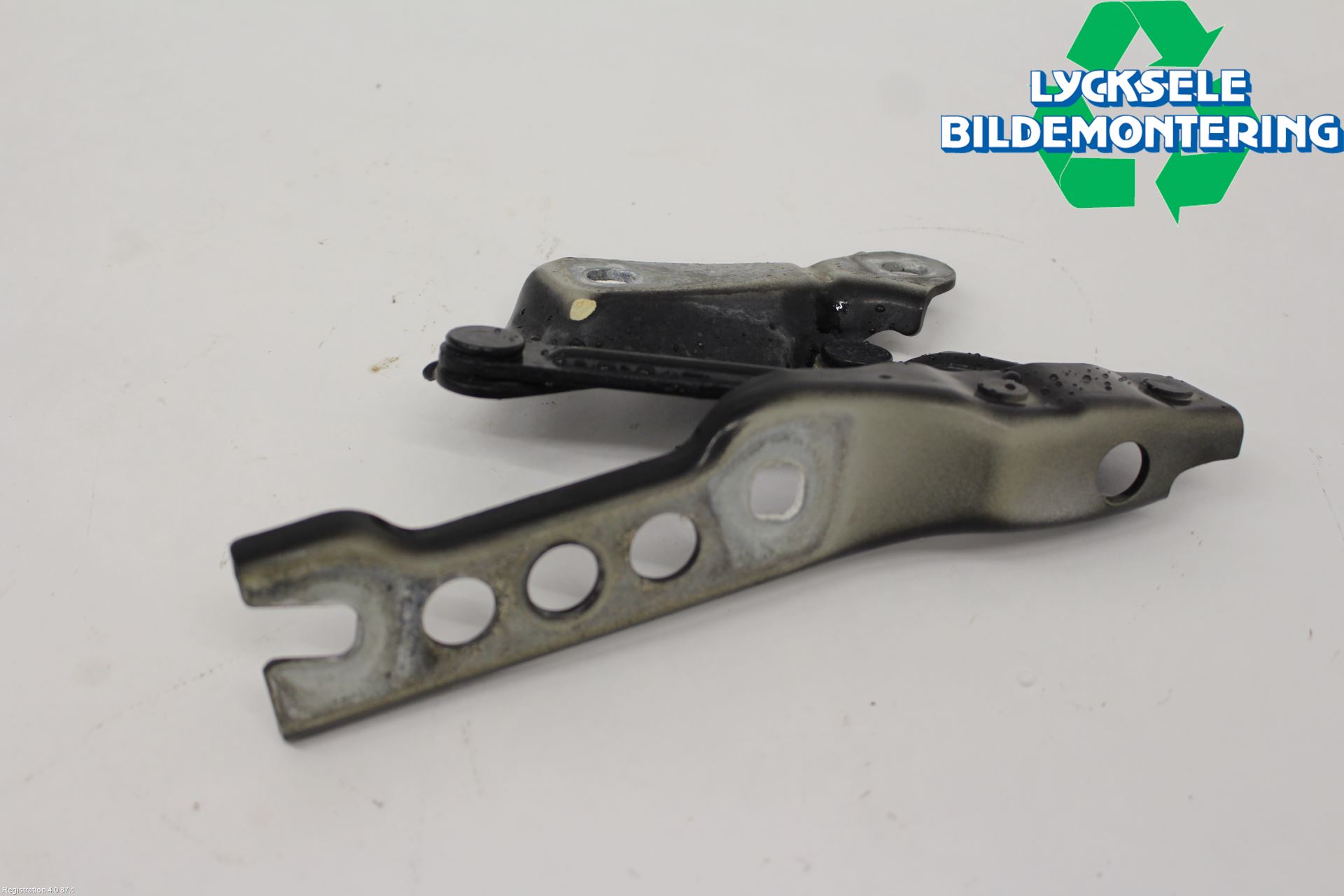 Skoda SUPERB 09-15 Huvgångjärn