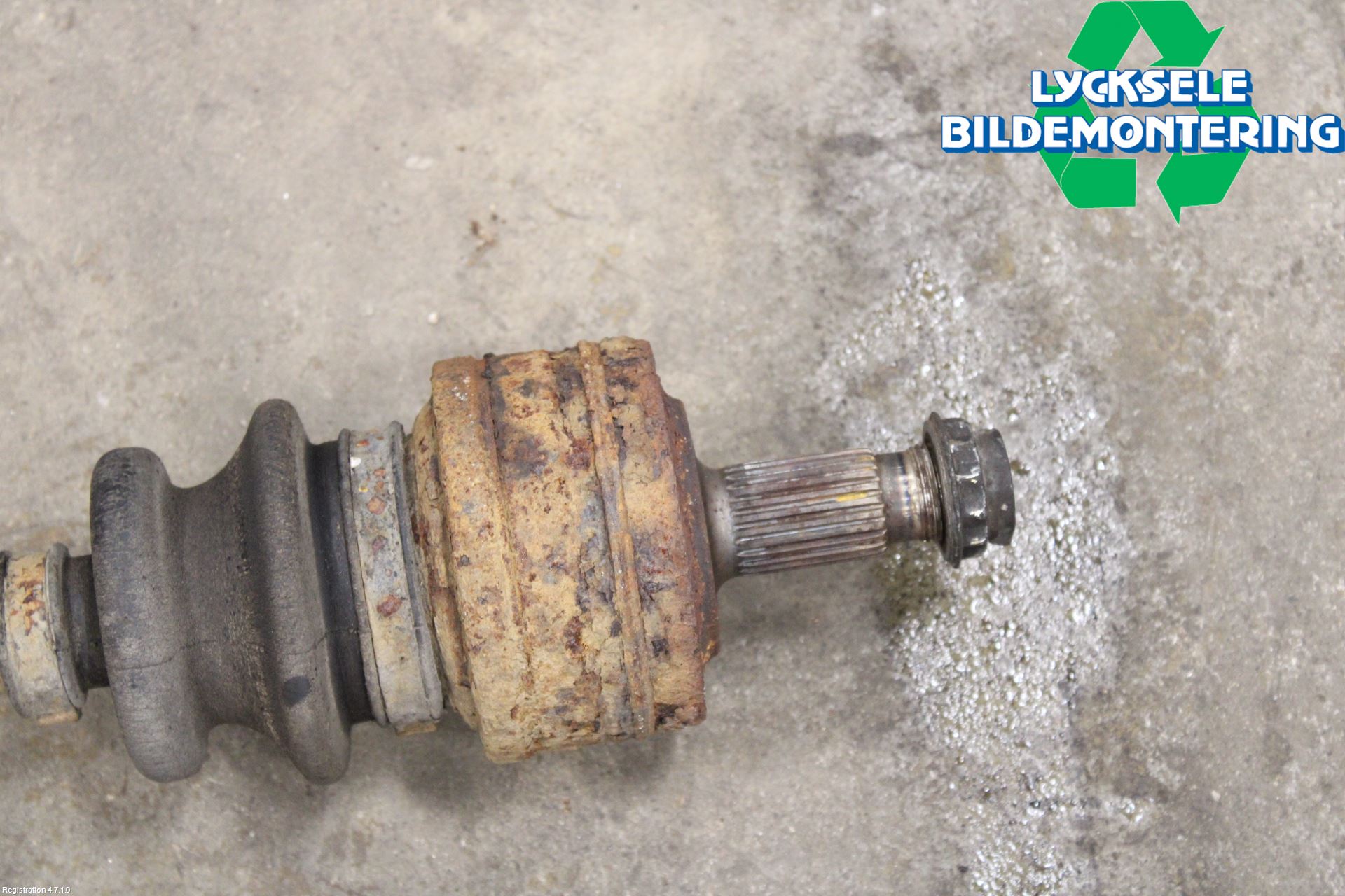 Mercedes-Benz MB 190    (W201) 82-93 Drivaxel Bak Vänster