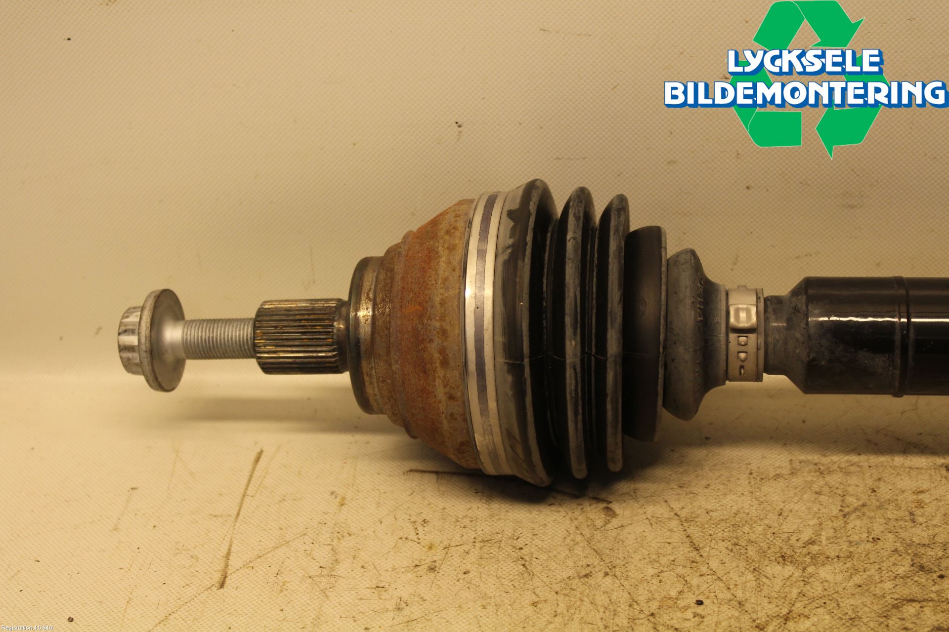 Volkswagen VW TIGUAN 16-24 Drivaxel Fram Höger