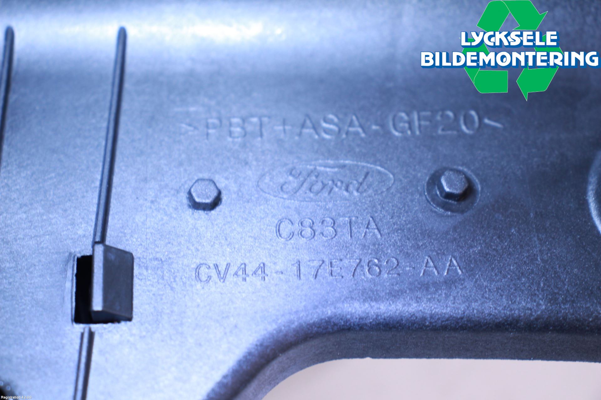 Ford KUGA 13-16 Strålkast Fästsarg