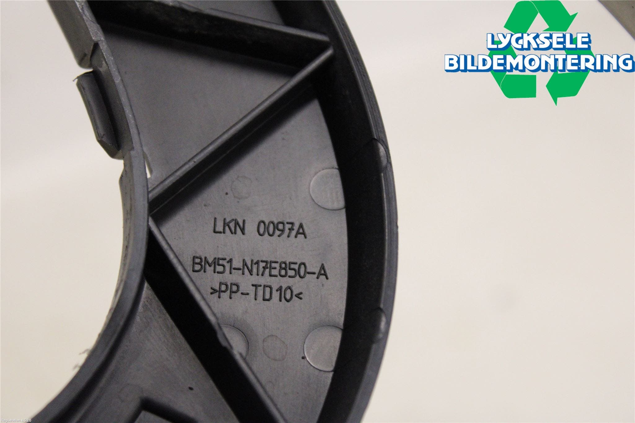 Ford FOCUS 15-18 Stötfångarfäste Bak Hö