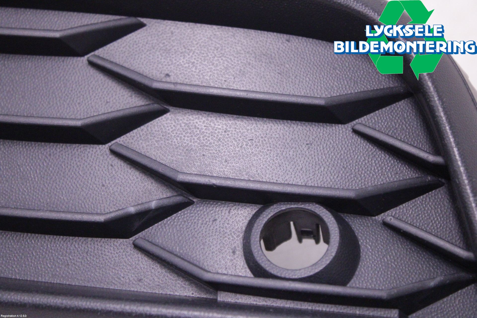 Volkswagen VW TIGUAN 16-24 Grilldel Vänster