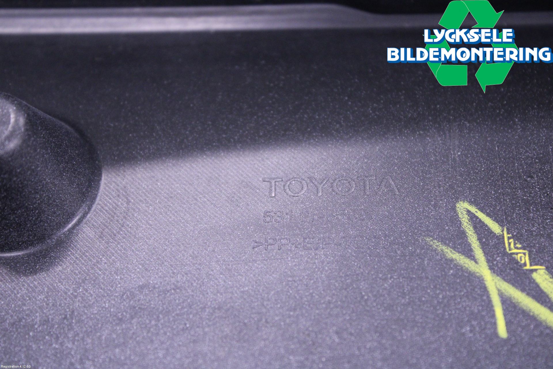 Toyota AVENSIS 16-18 Stötfångardel Fram Mitt