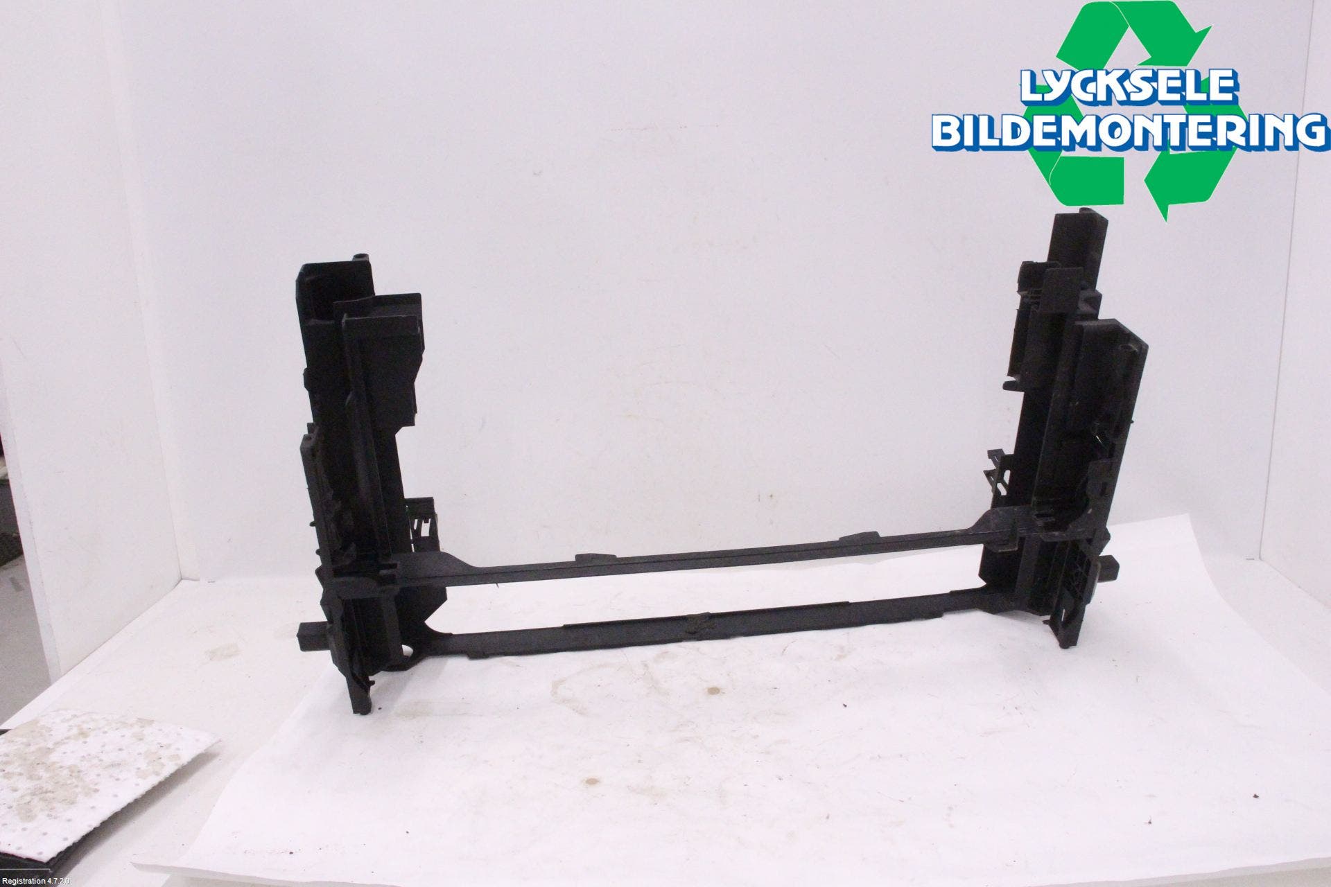 BMW 5 F10/F11/F18 09-17 Kylarfäste-Ram-Balk