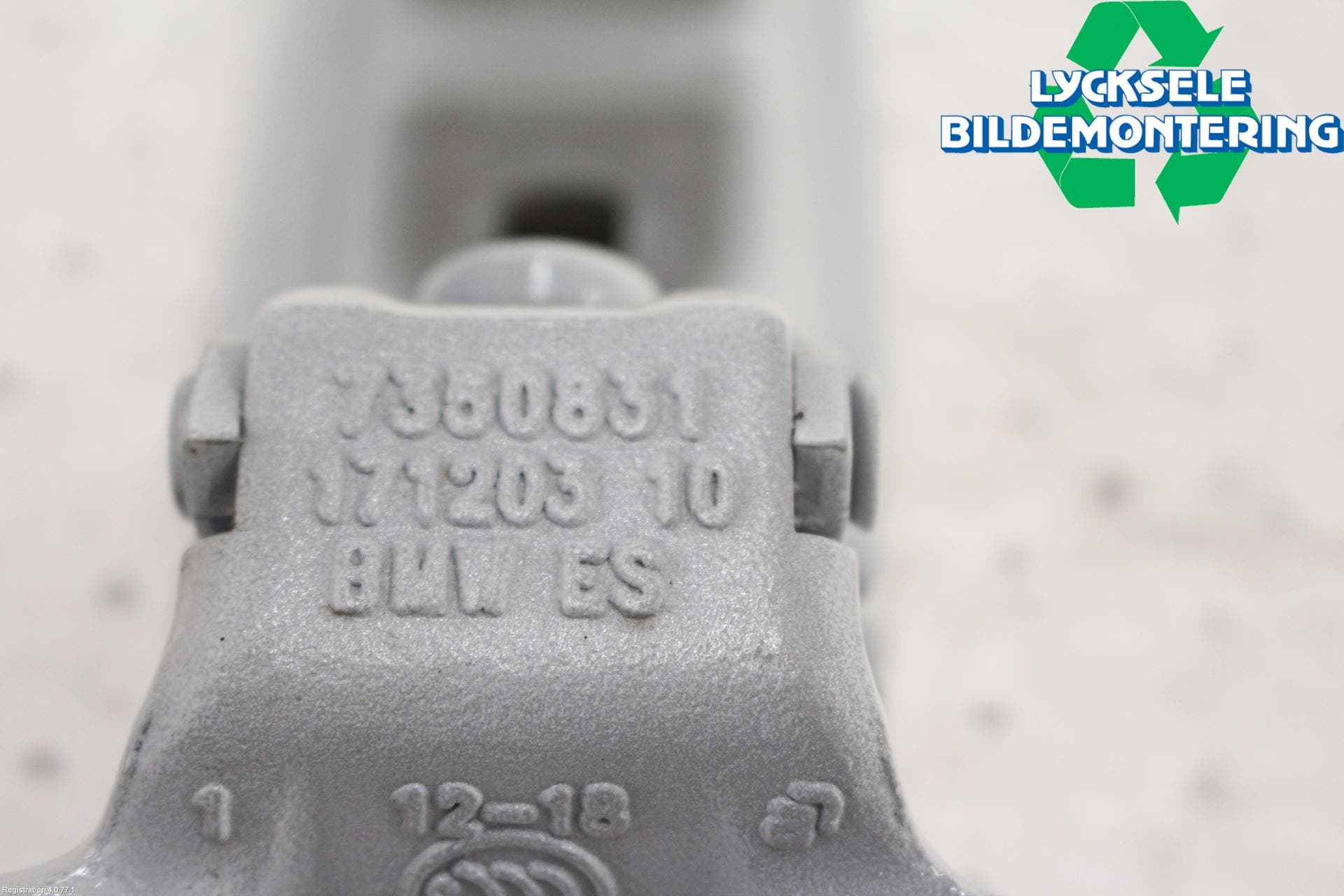 BMW X1 F48 15-22 Bakluckegångjärn Vä