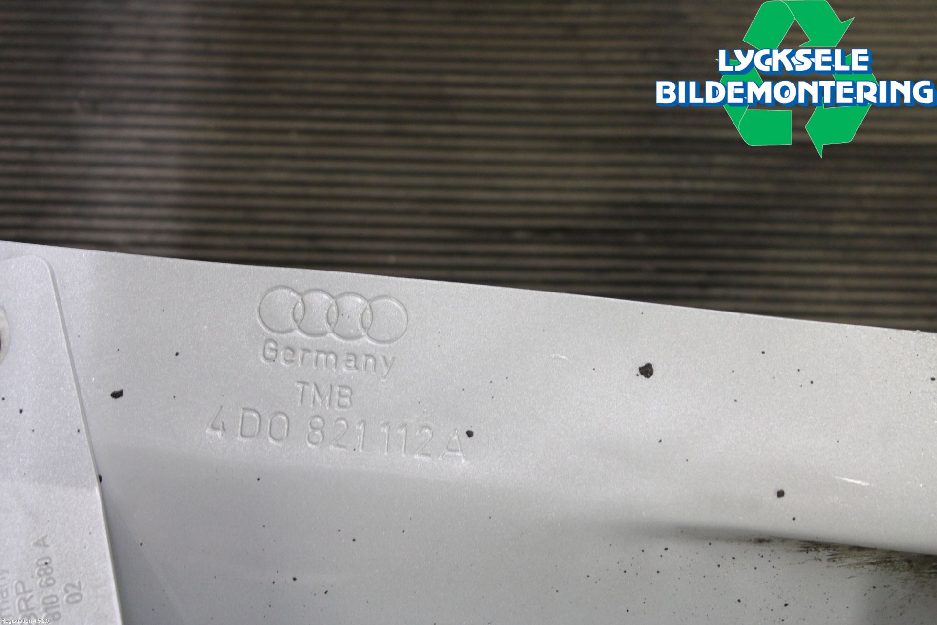 Audi A8/S8 4D 94-02 Skärm Fram Höger